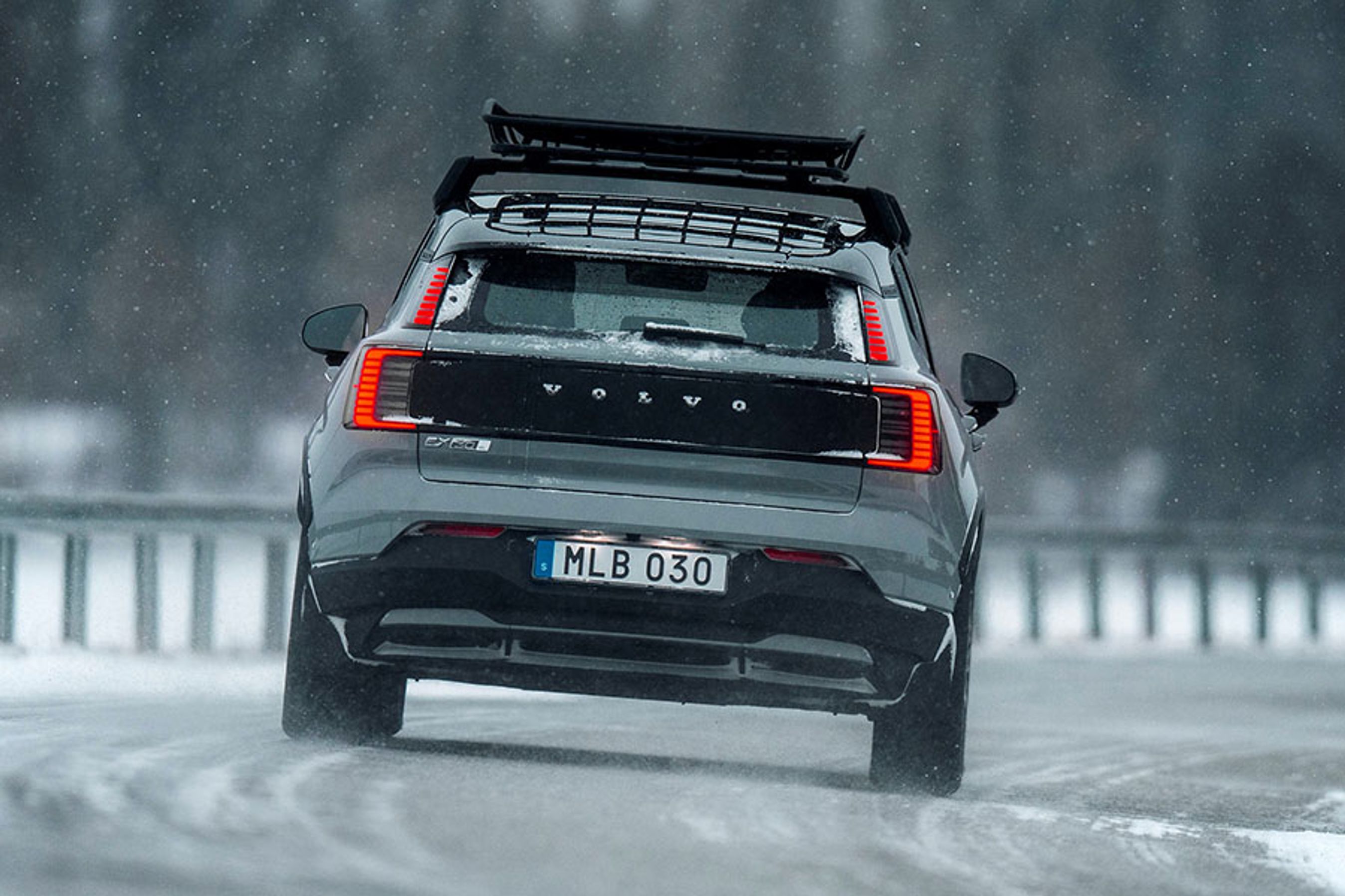 Volvo EX30 CC med tagbagagebærer kører på snedækket vej