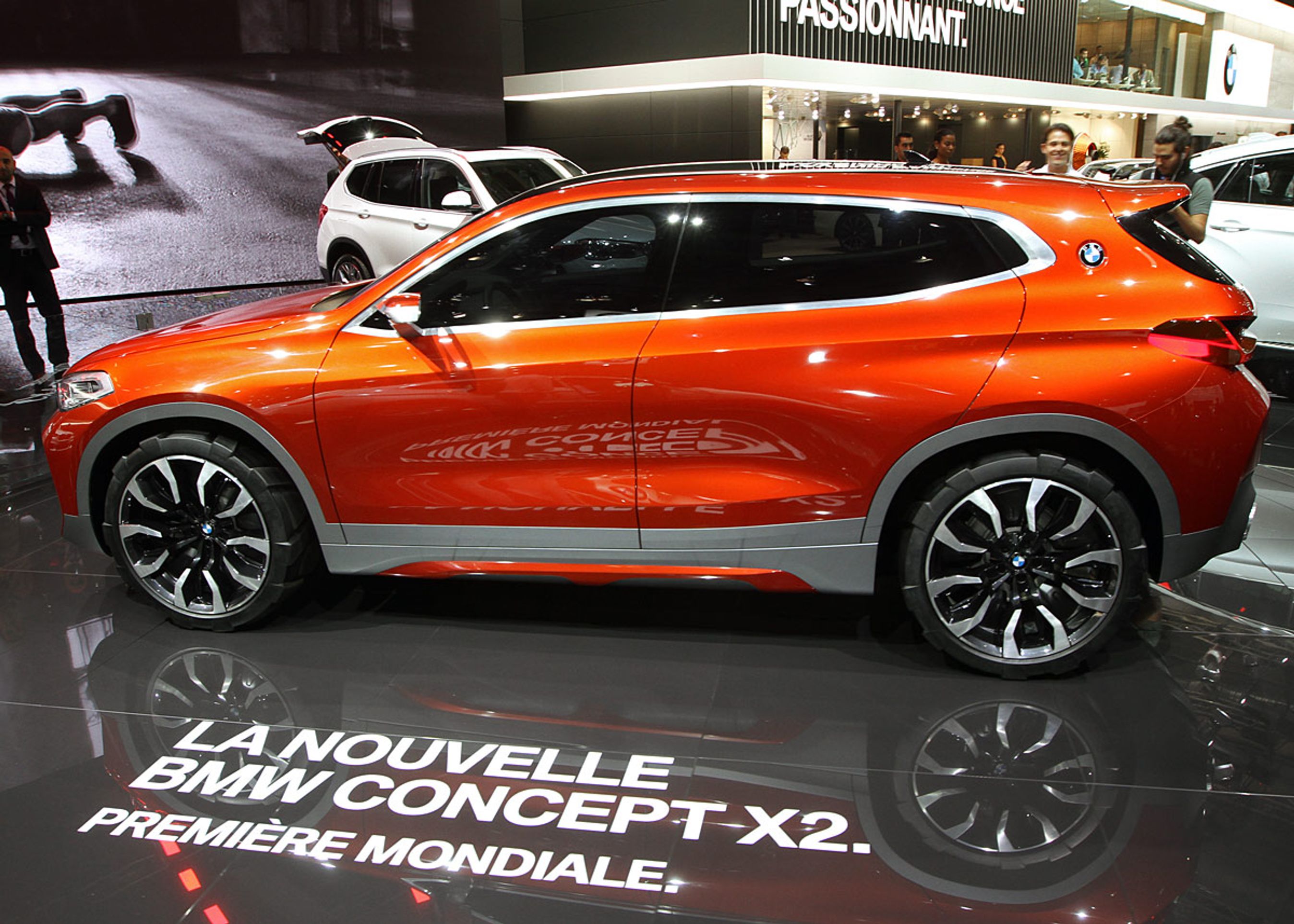 Bilens linjer, inklusive rudeprofilen, bliver der ikke ændret ved til produktionsudgaven. Fælgene bliver mere afdæmpede end disse 21 tommers.