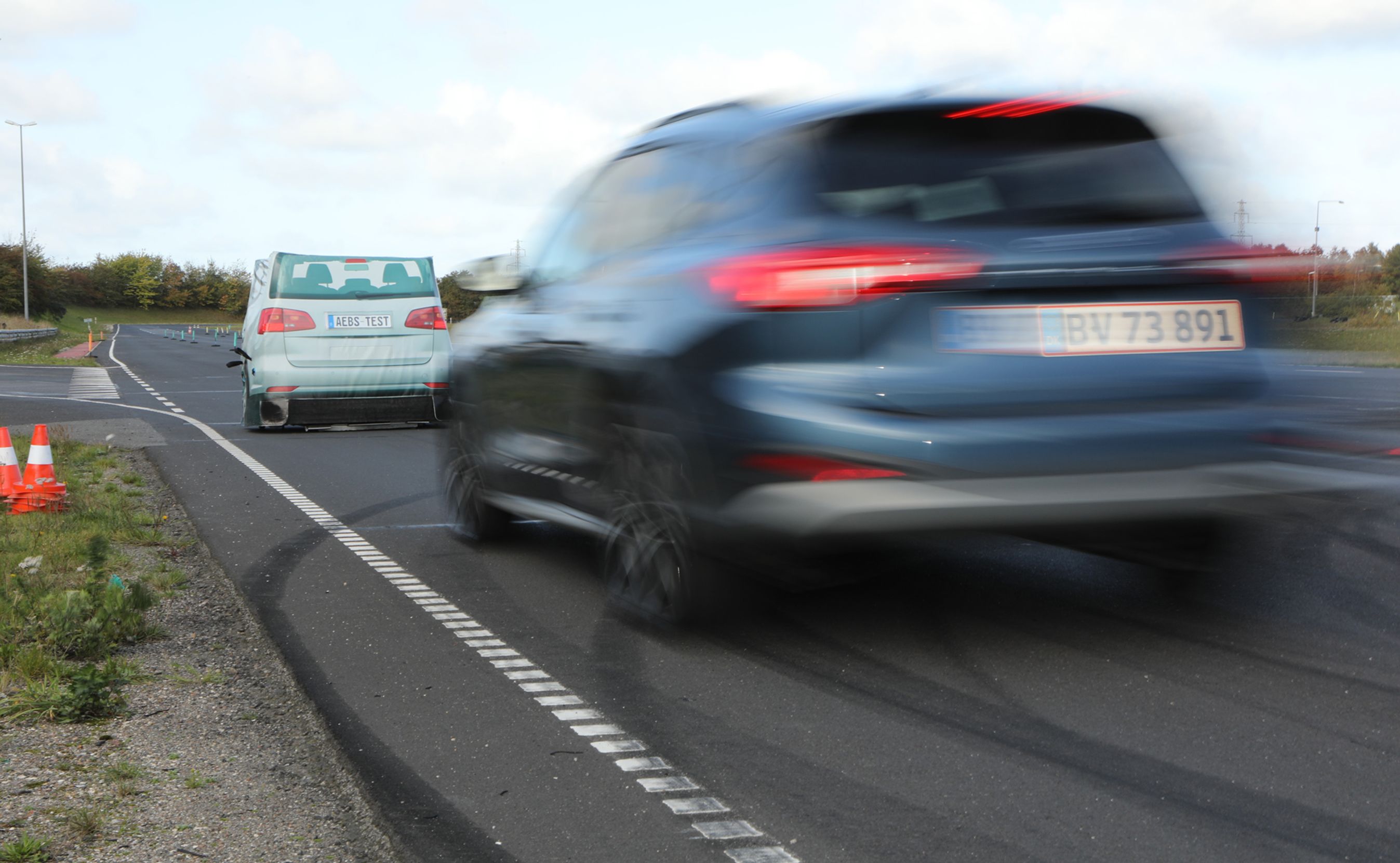 Nye bilers assistentsystemer lider af børnesygdomme, fastslår ny rapport