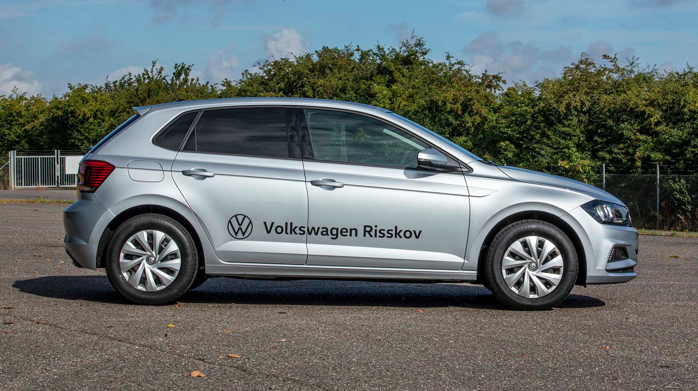 VW Polo er efterhånden blevet en klassiker i klassen. Designet varierer ikke meget fra generation til generation, men pladsmæssigt er den vokset gennem tiderne og er nu blandt de største minibiler.