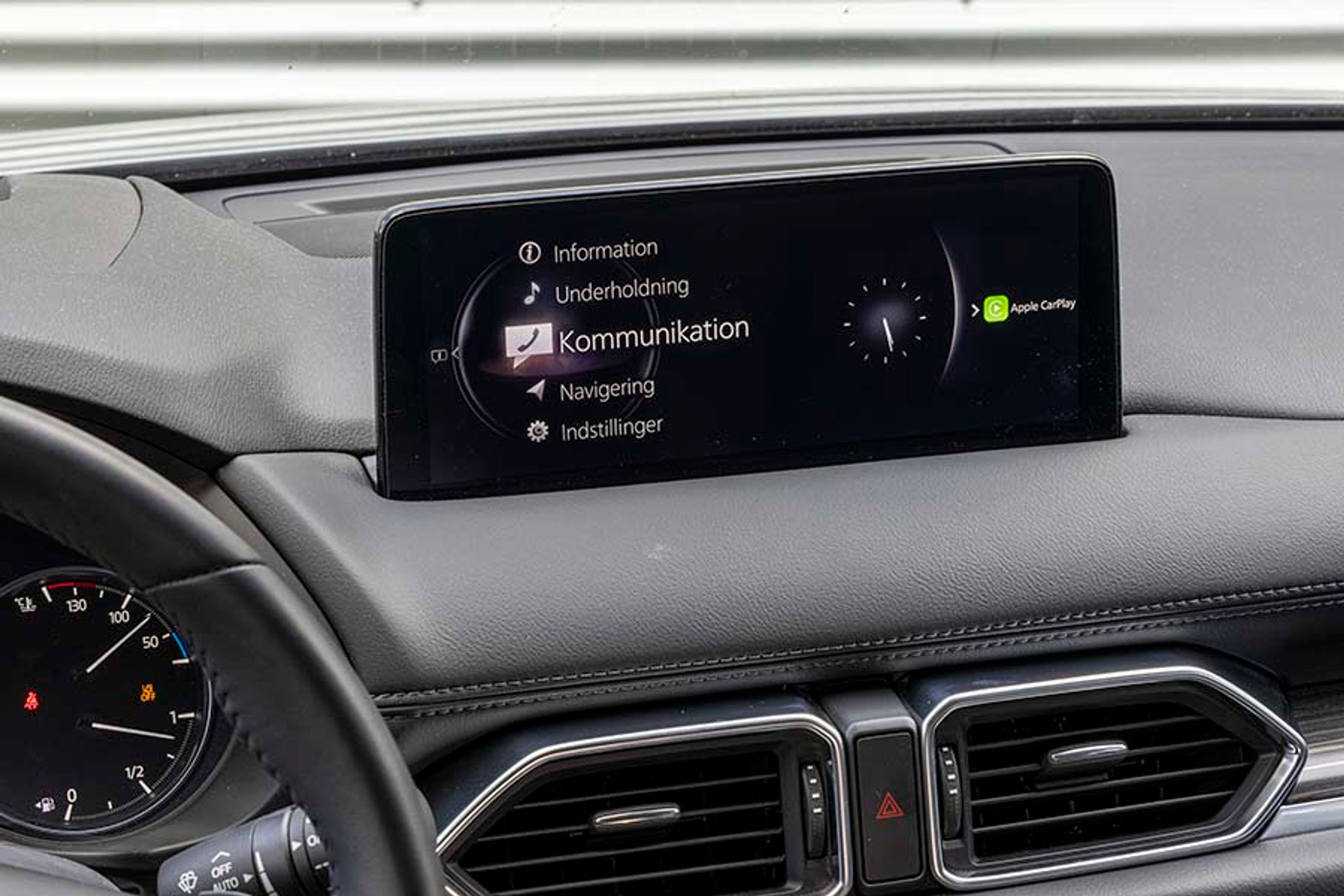 Skærmen er højt placeret, så du hurtigt kan få et overblik under køreturen. Desværre er den ikke trykfølsom under kørslen, hvilket ikke er intuitivt, når nu Apple CarPlay og Android Auto er blevet standard.