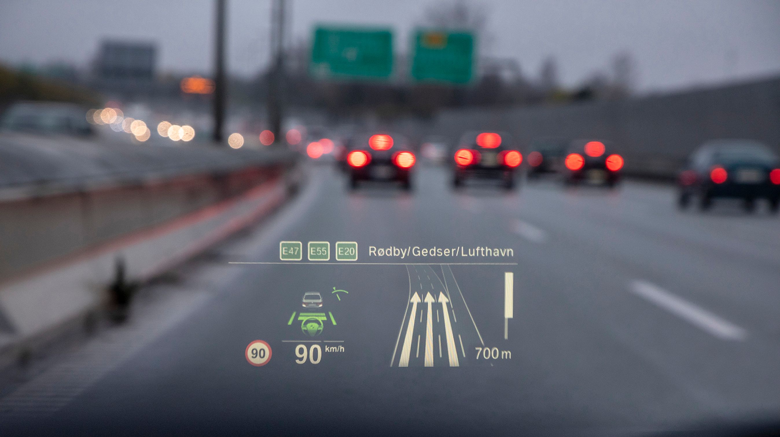 Headup-displayet, hvor informationer bliver vist oppe i forruden, er ikke standard. Men det er klart et tilvalg, man bør træffe. Her vises bl.a. vejvisning, hastighed, skiltevisning, telefonopkald og medievalg såsom radiostationer. 