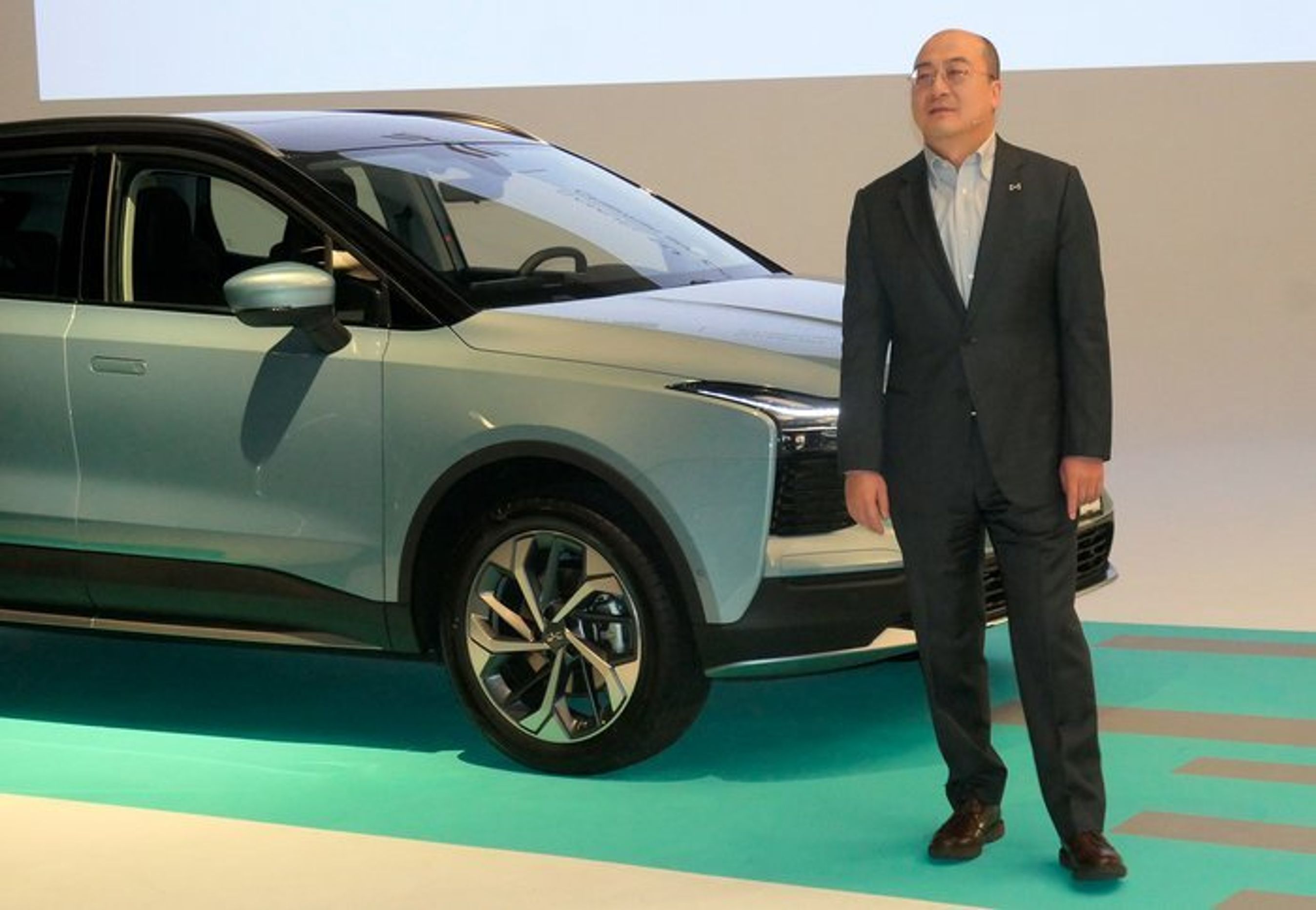 Aiways-topchef Samuel Fu præsenterer U5 for en meget lille skare af journalister.