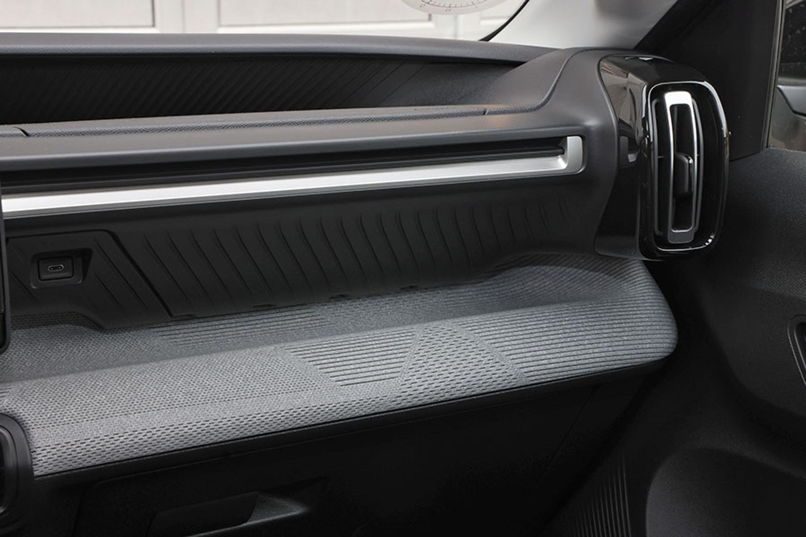 Der er gjort en del ud af at skabe et interiør, der er flot at se på. Der er stofbeklædning, kromlister og en fin finish hen mod de store friskluftdyser, der er lette at betjene.