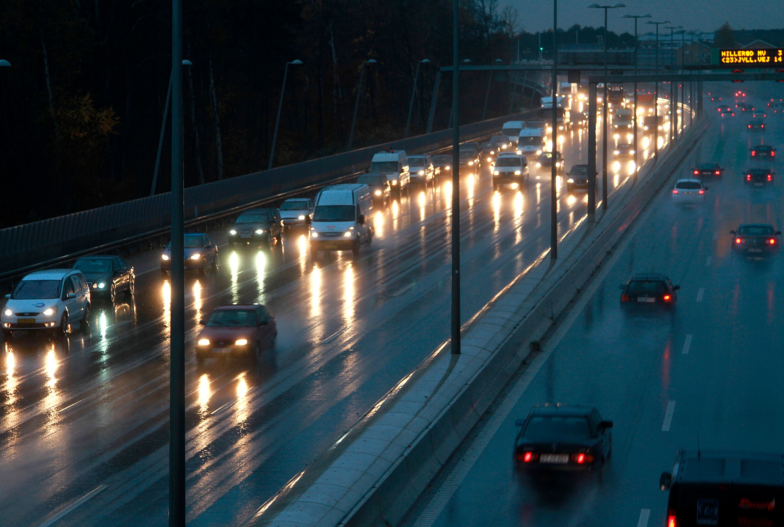 De storkøbenhavnske motorveje mister en stor del af belysningen. Arkivfoto