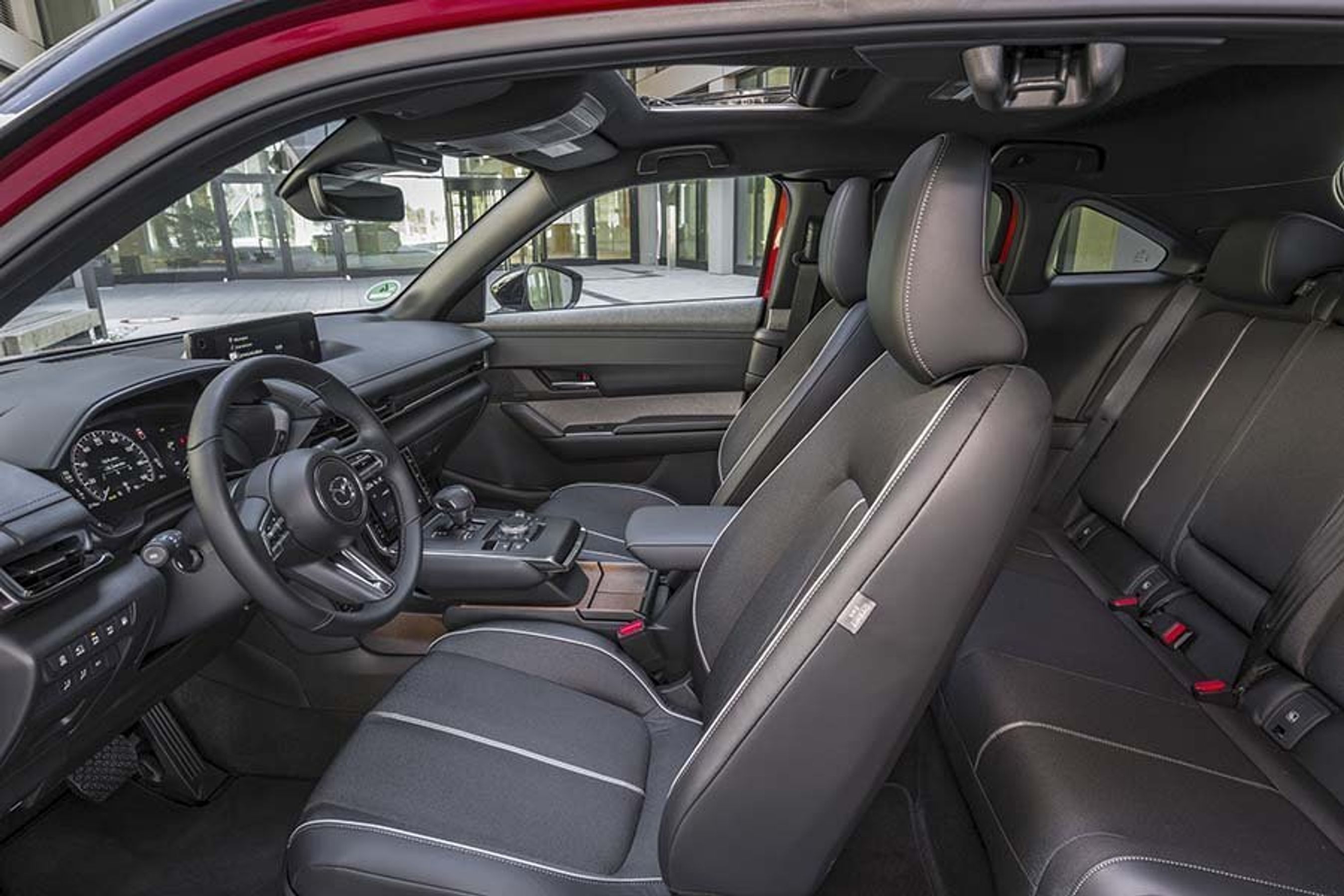 Kabine med lædersæder i en Mazda MX-30