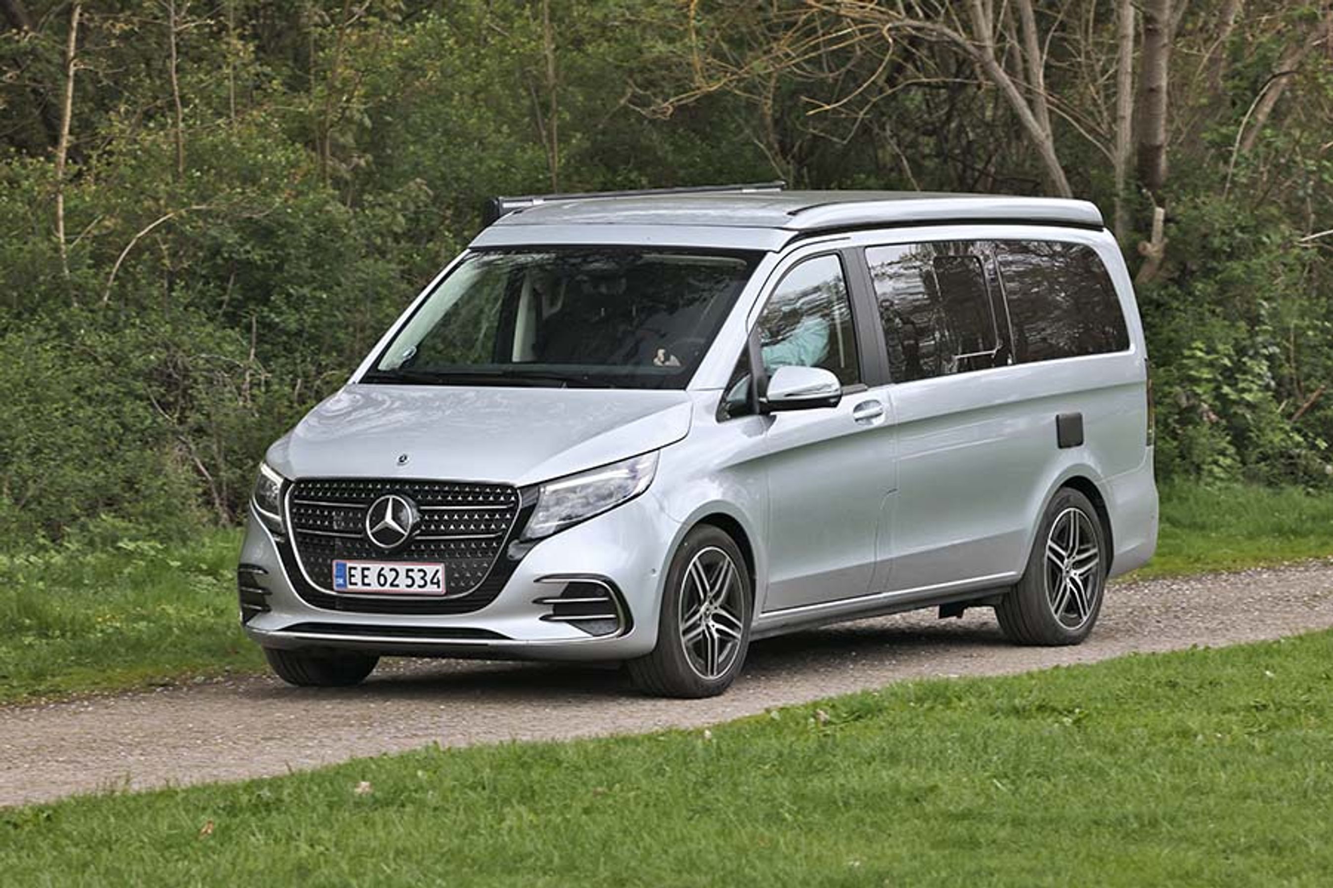 En Mercedes-Benz Marco Polo kører på en vej med træer i baggrunden