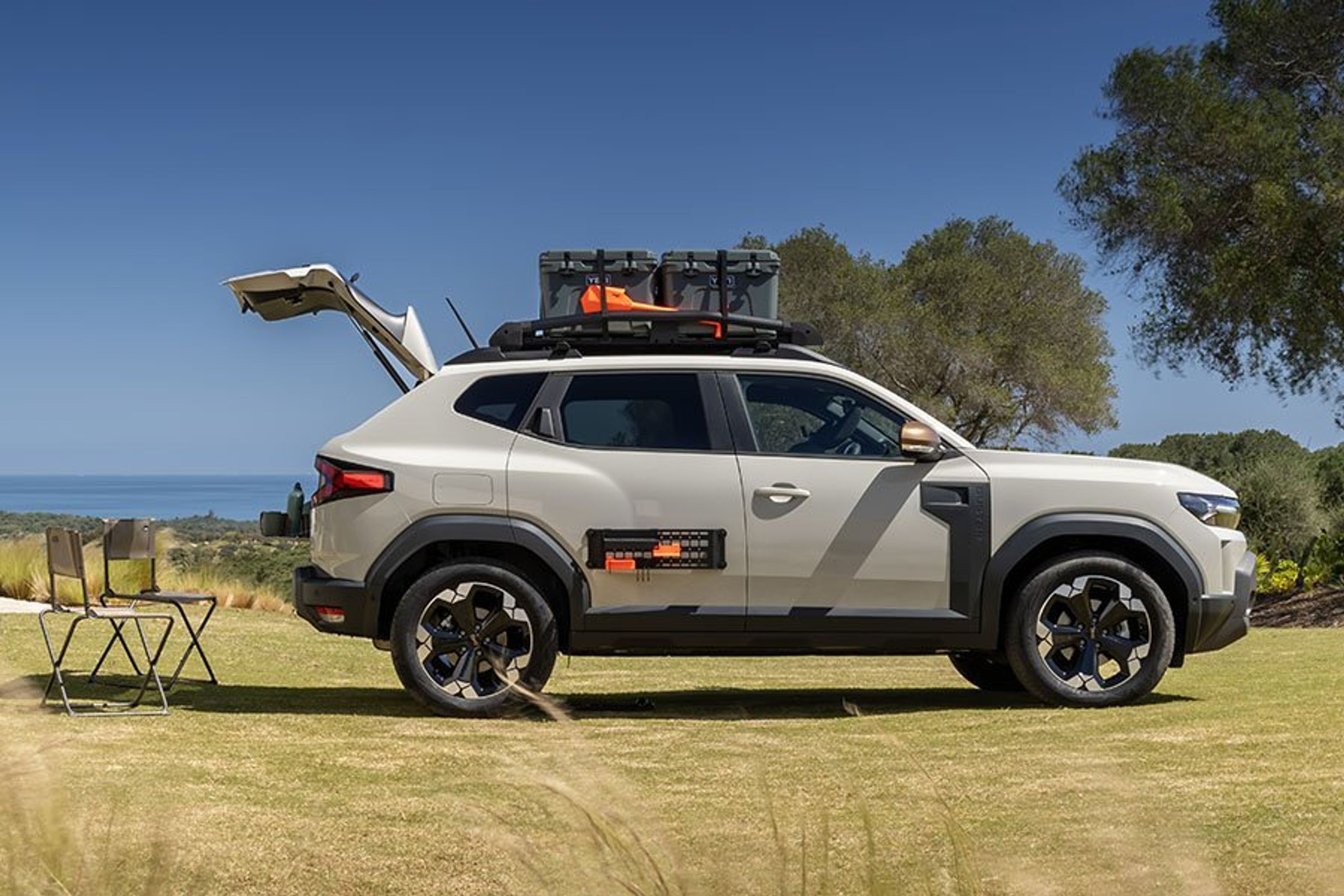 Dacia Duster set fra siden med campingudstyr