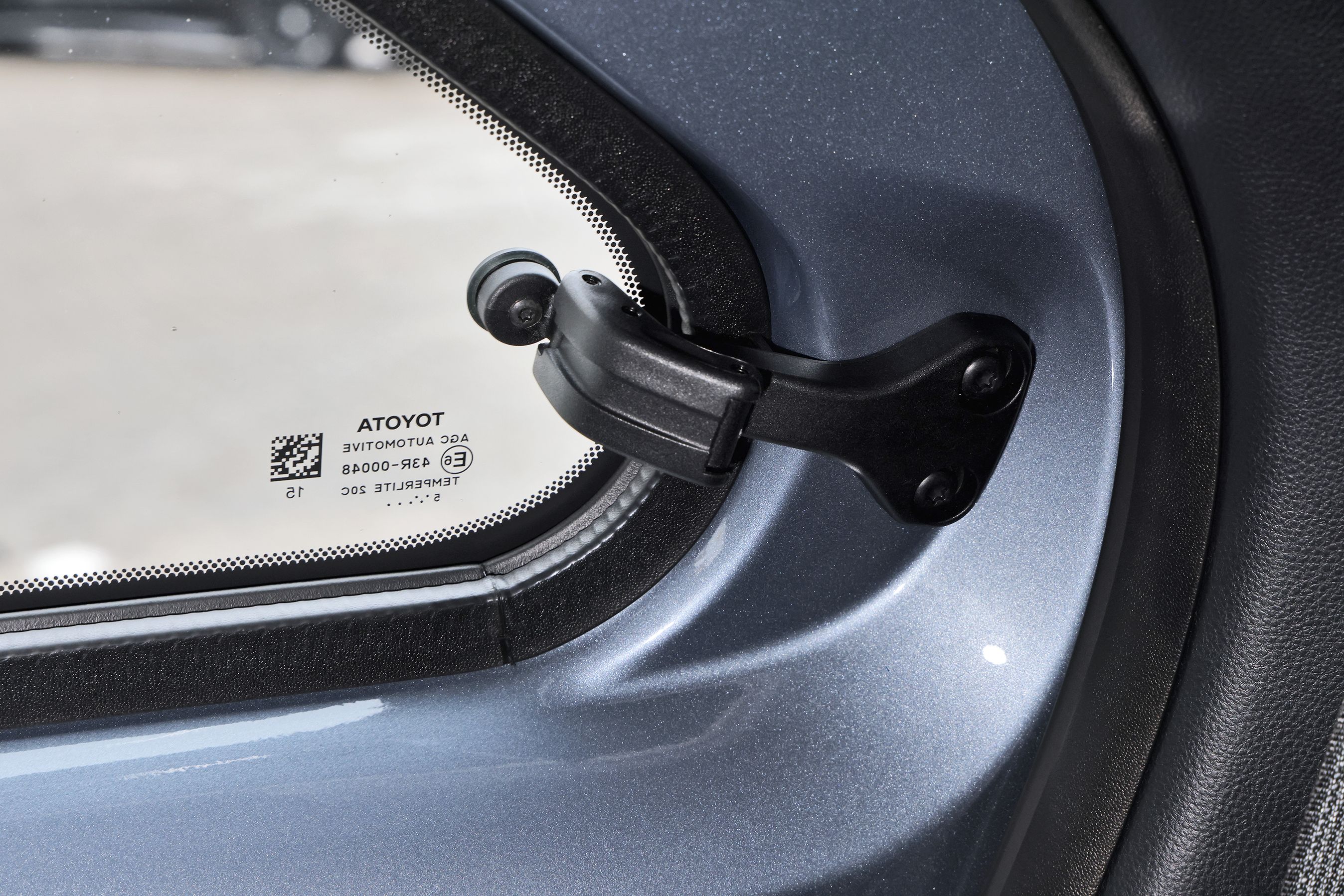 Beslag til at sætte de bageste sideruder i en Toyota Aygo X på klem.