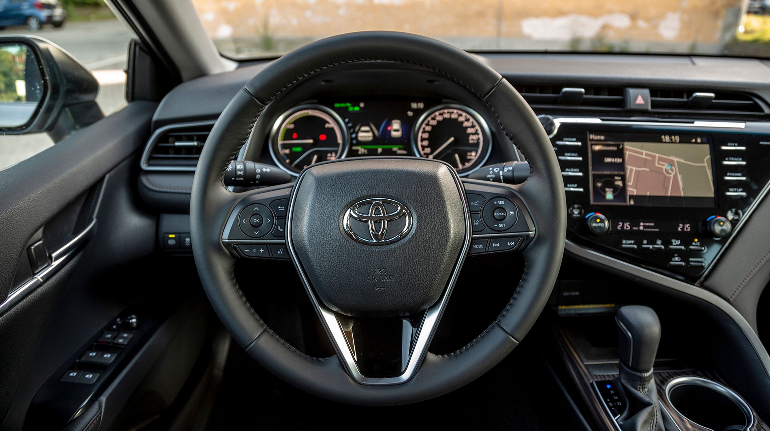 Førerpladsen er velindrettet, og styretøjet er fint vægtet.