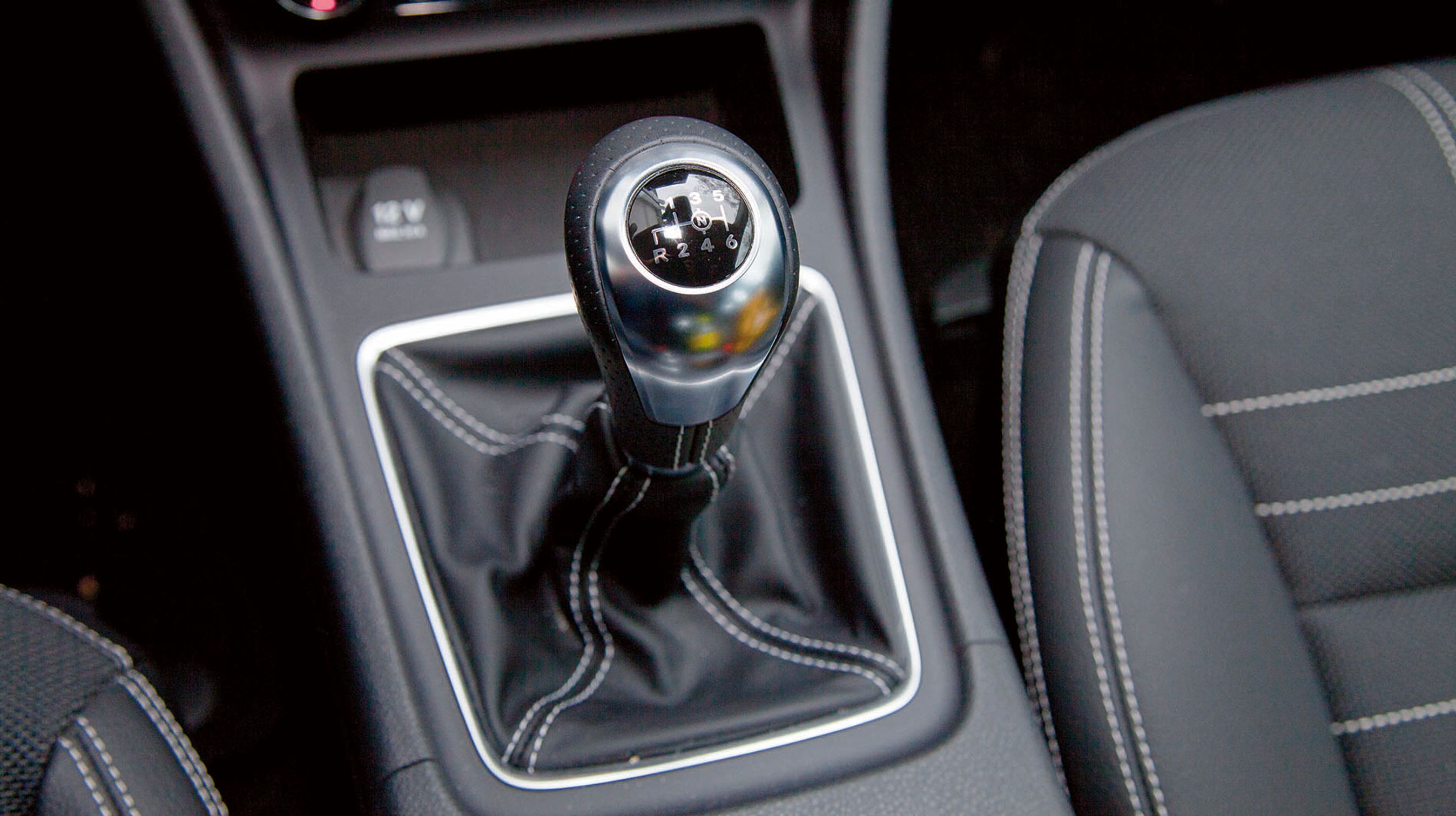 Alle udgaver af A-klassen har en sekstrins-gearkasse. Gearskiftet er velfungerende, og til de fleste udgaver kan man tilkøbe en dobbeltkoblings-automatgearkasse for 47.300 kr.