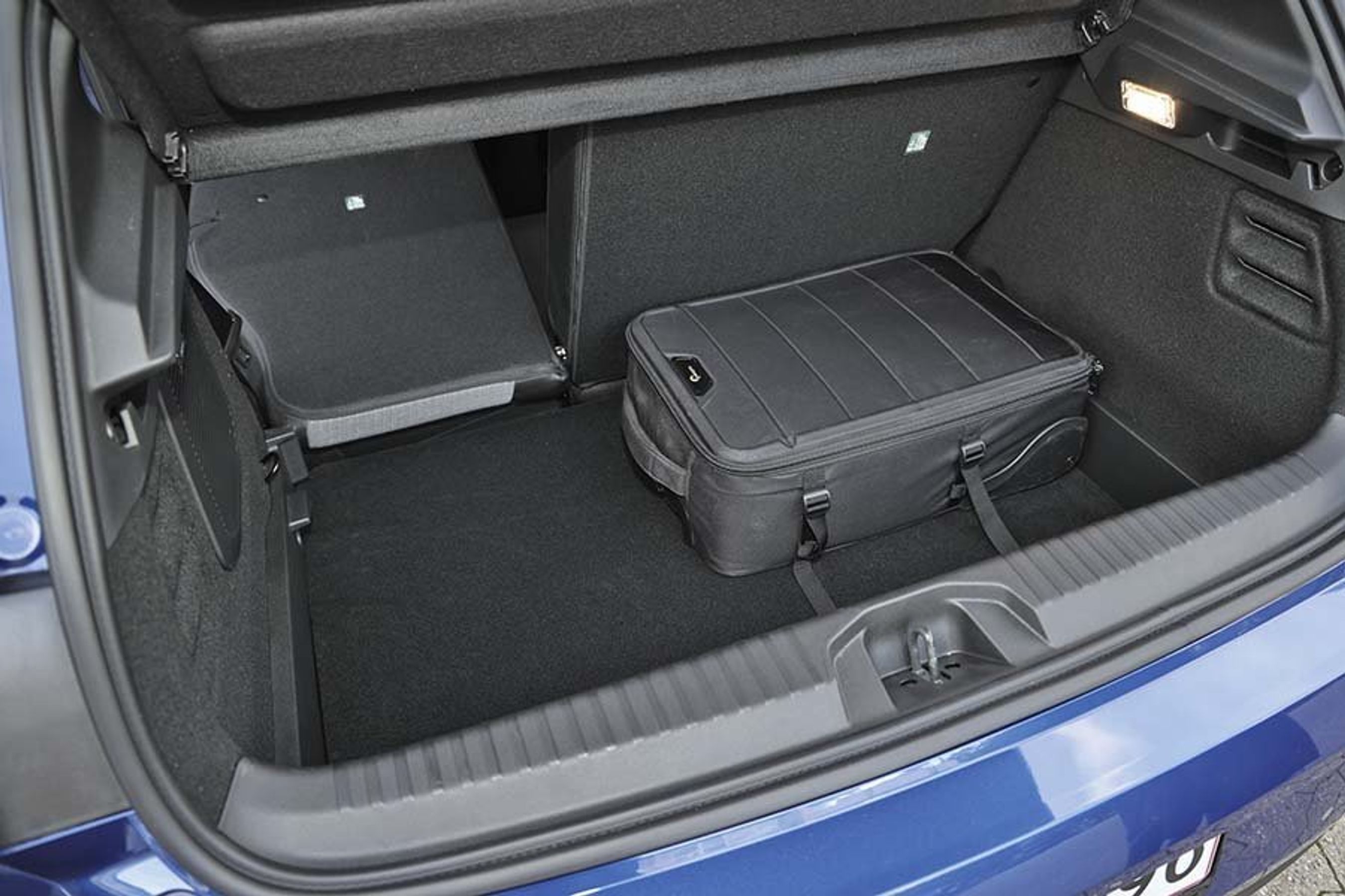 Bagagerum med sort taske i en Renault Clio