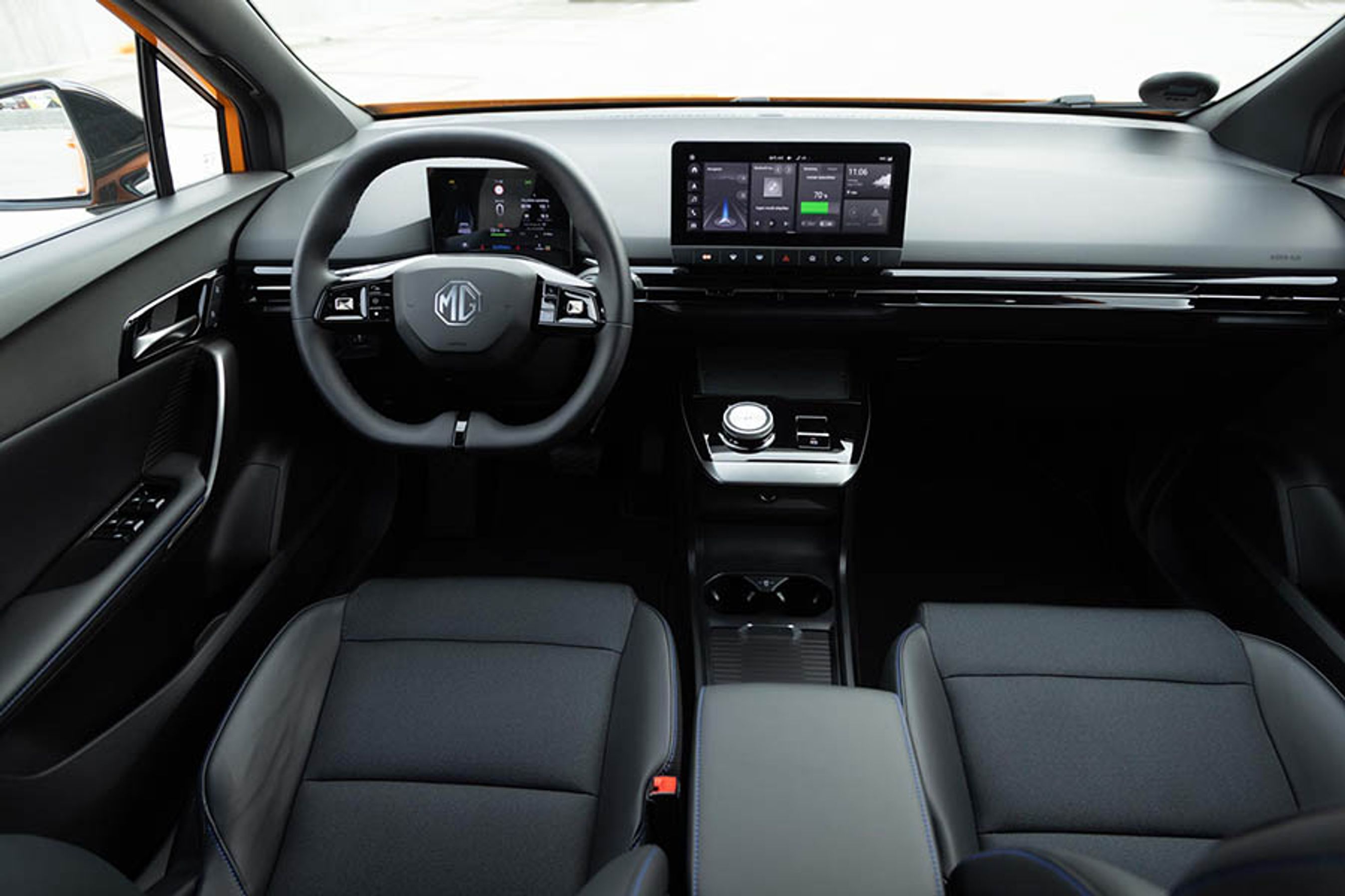 Den enkle kabine er ikke ændret. De fleste funktioner skal styres i trykskærmen der sidder flot placeret. Der er fortsat ikke ikoner for de funktioner som joystik-knapperne på rattet bruges til.. 