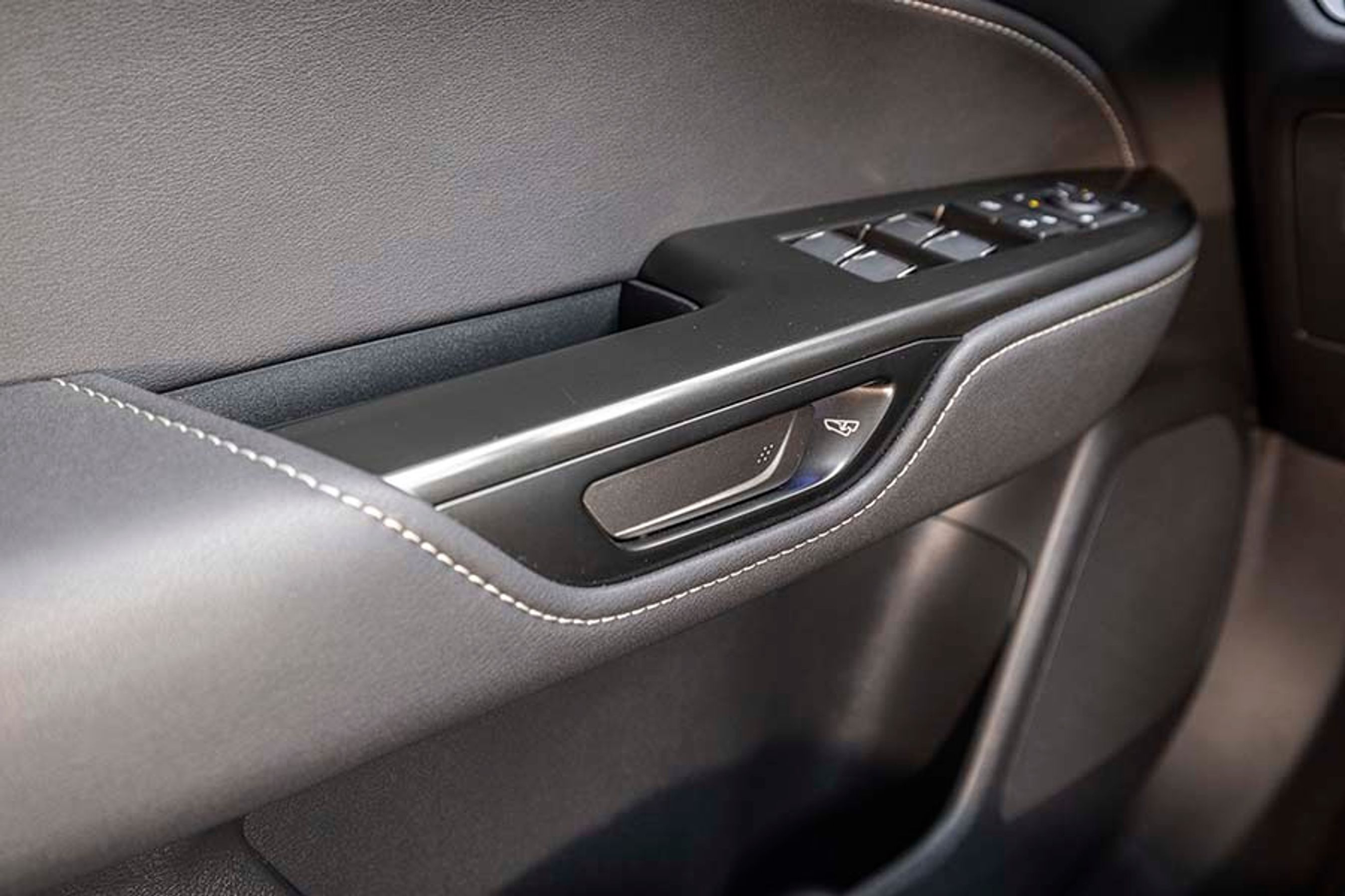 Dørene åbnes indefra via et let tryk på en kontakt. Det skal man lige vænne sig til, men derefter er det en fornøjelse i hverdagen.