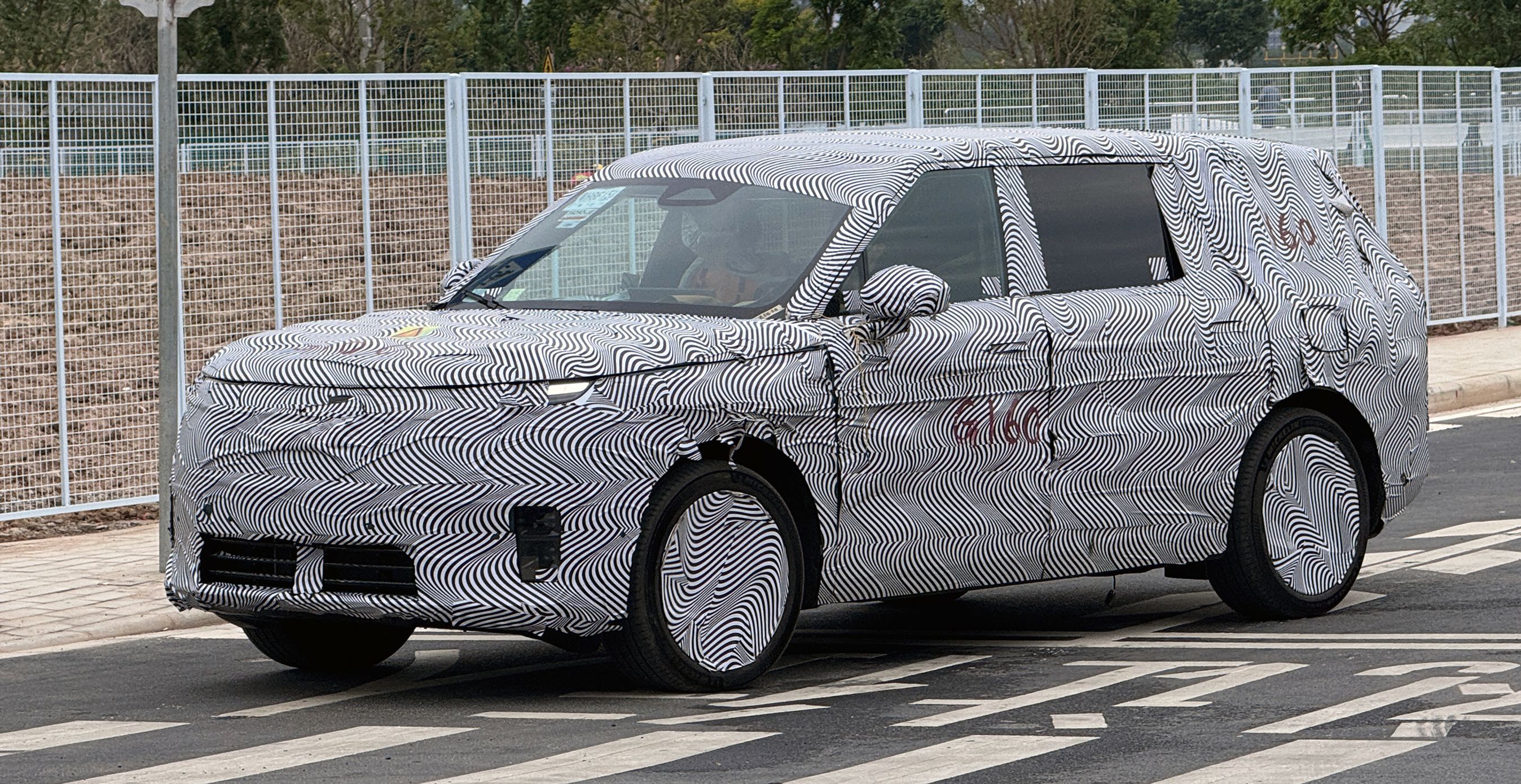 Kamufleret SUV forfra.