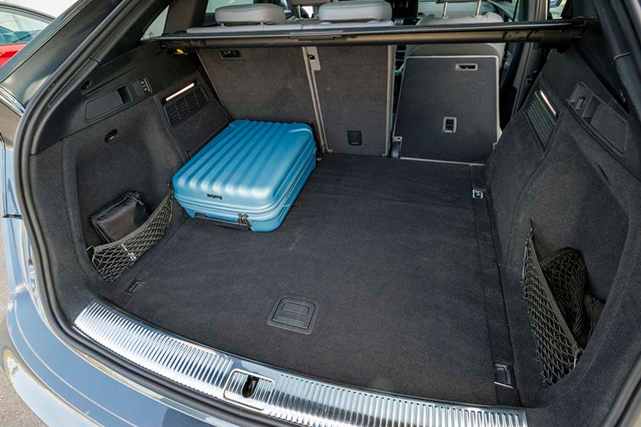 Bagagerummet er pænt stort (500 liter), og bagsæderyggen kan foldes forover i tre dele. Fra de to knapper til venstre kan man hæve og sænke den adaptive luftundervogn efter behov (ekstraudstyr til 21.000 kr.).
