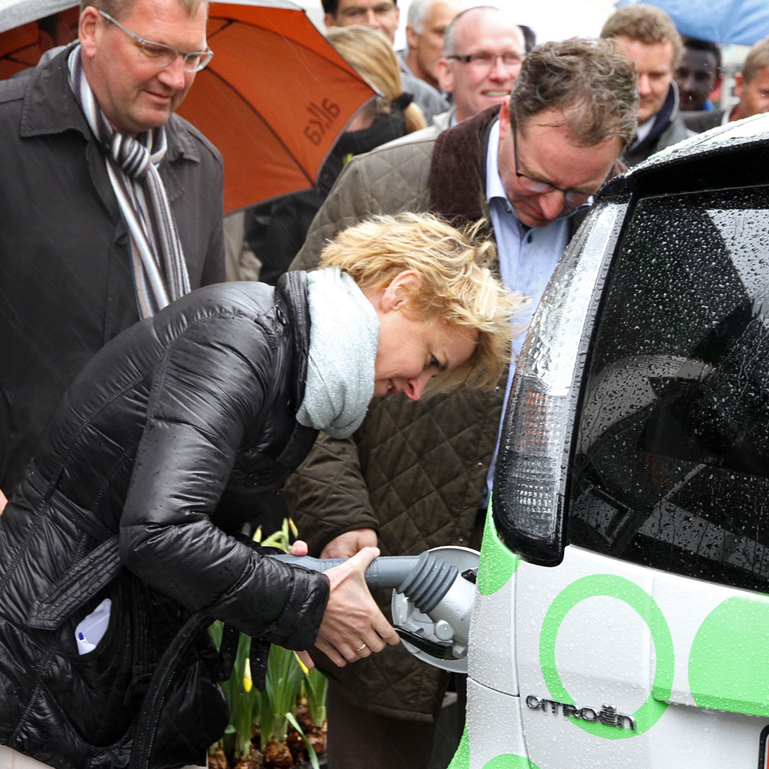 Klima- og enrgiminister Lykke Friis havde ved indvielsen hjælp af Københavns teknik- og miljøborgmester Bo Asmus Kjeldgaard (tv) og direktør i Choosev, Henrik Isaksen.