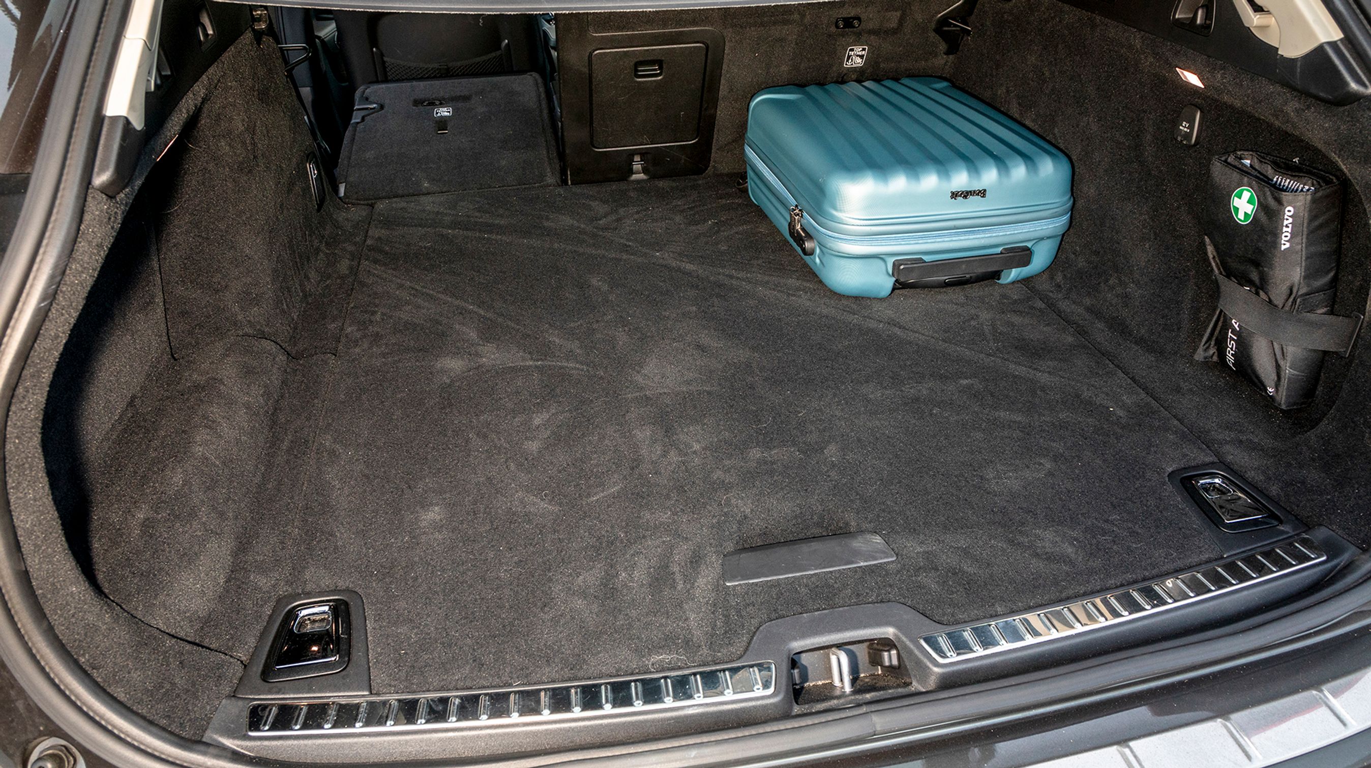 Det store bagagerum er bilens force. Det er ikke indskrænket som følge af batterierne, da de er placeret under bagsædet og mellem forsæderne.