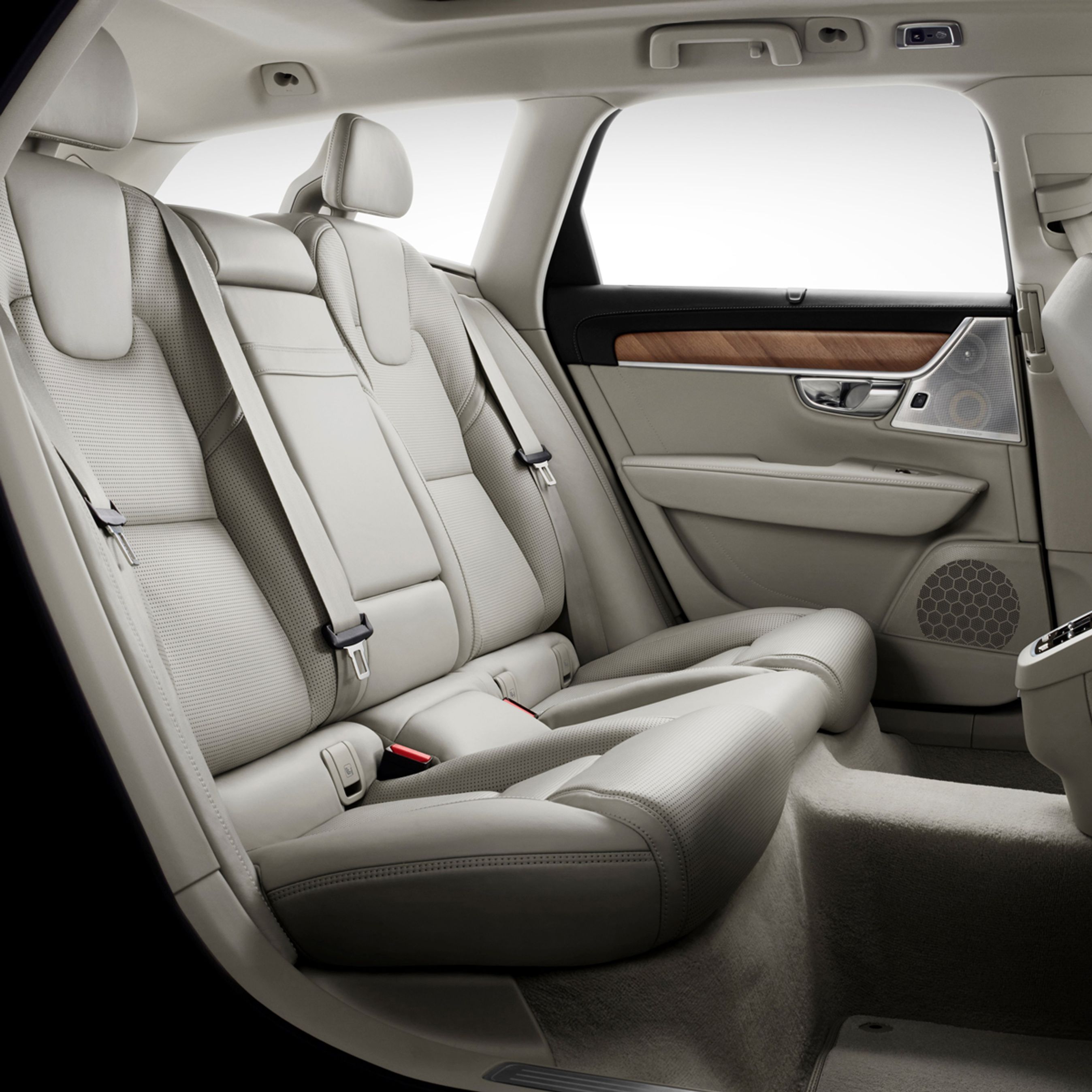 Der er forbløffende god plads ved bagsædet, viser Motors første prøvesidning. Loftshøjden er god, men bagsædet er også sænket en del.