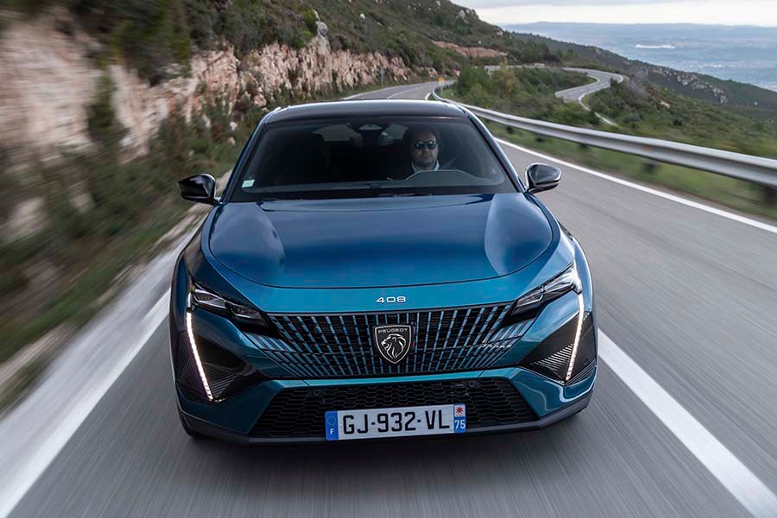 Den imposante front indeholder typiske Peugeot-elementer i form af lodrette LED-kørelys og grillen med de mange indfarvede felter, der udgør et flot mønster omkring det store Peugeot-logo.