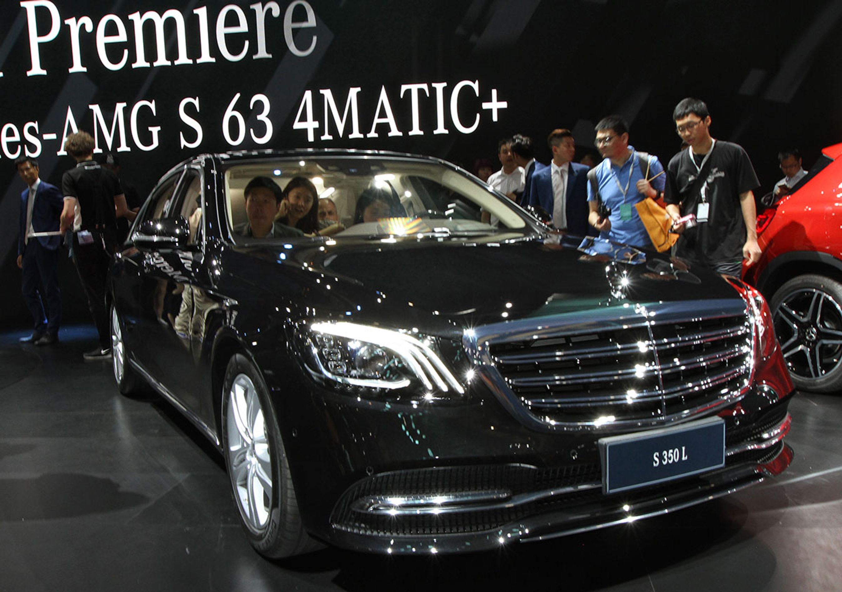 Fronten på S-klassen er ny, og forlygterne er gjort endnu mere avanceret. Fuldt blus på asfalten mindst 650 meter frem. Fotos: Torben Arent