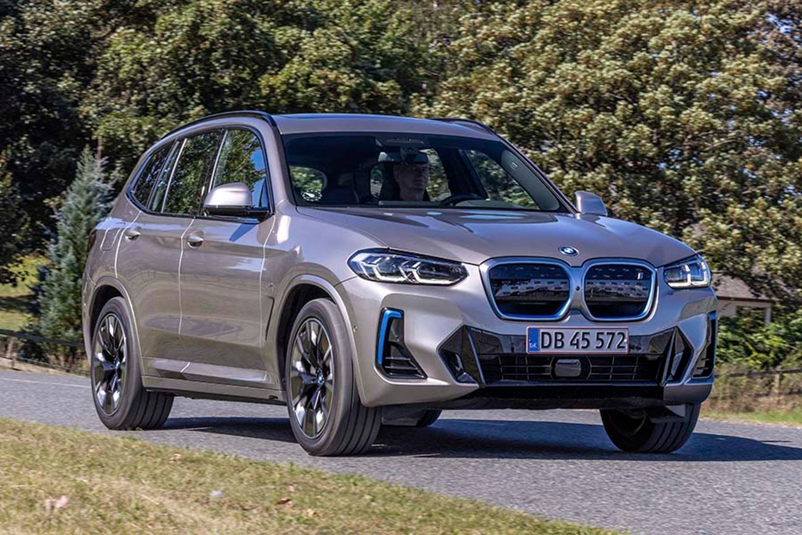BMW har givet et lille facelift til deres iX3-model. Primært kan man se forandringer på designet af kofangerne.