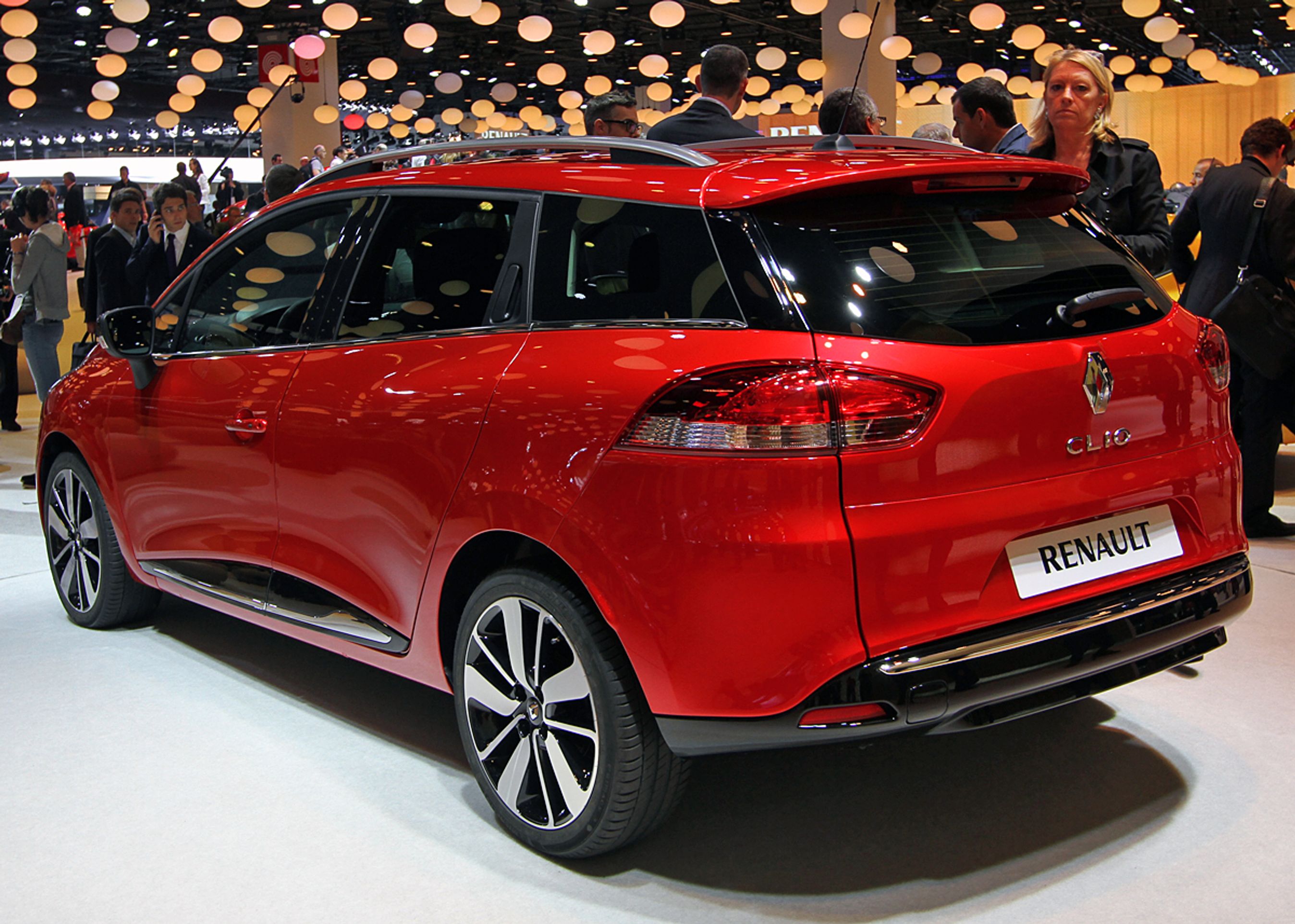 Renault Clio stationcar har som den femdørs markerede hjulkasser.