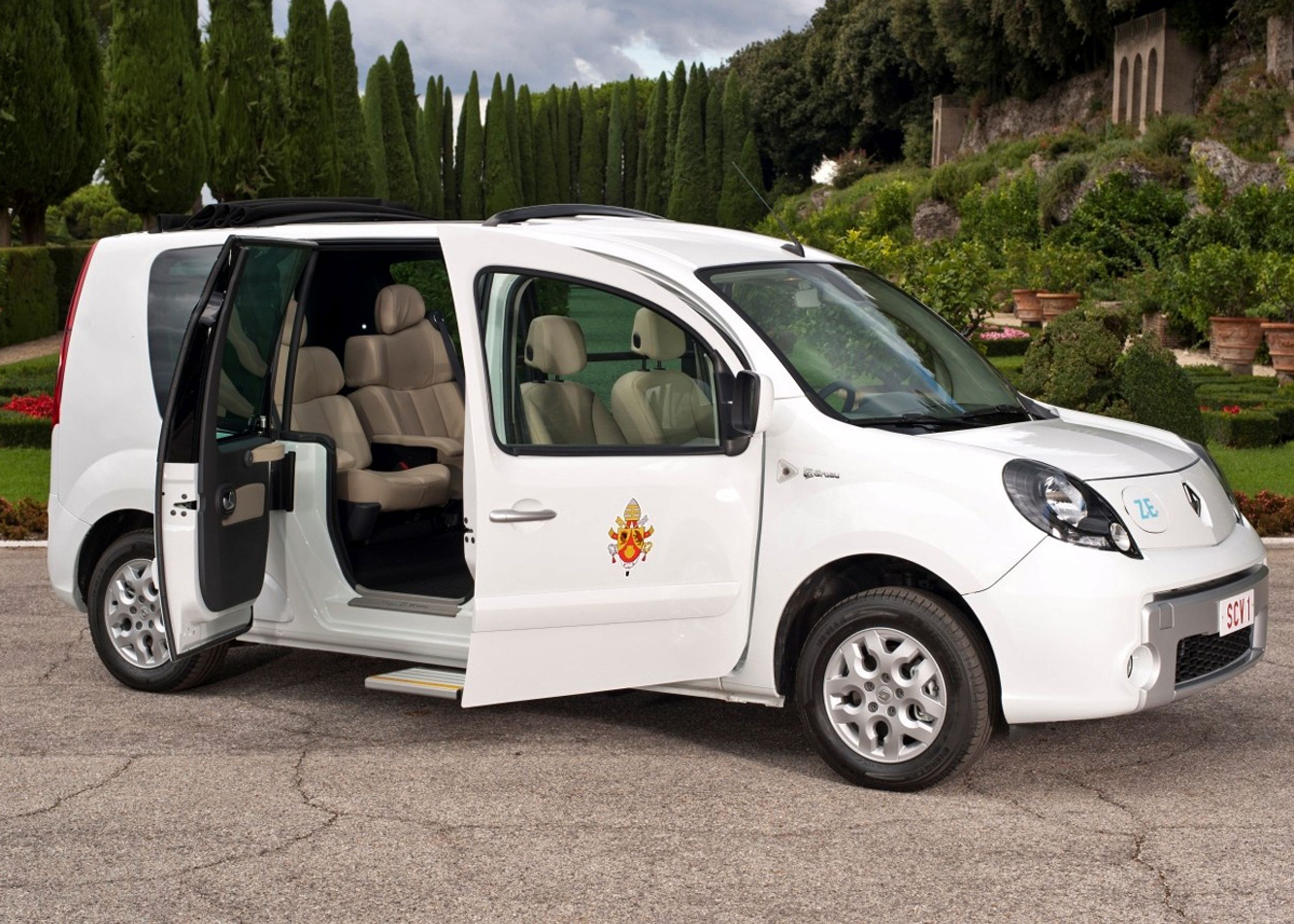 Renault Kangoo i den lange Maxi-version har bl.a. fået baghængslet bagdøren, så ind- og udstigning kan gøres stilfuldt.