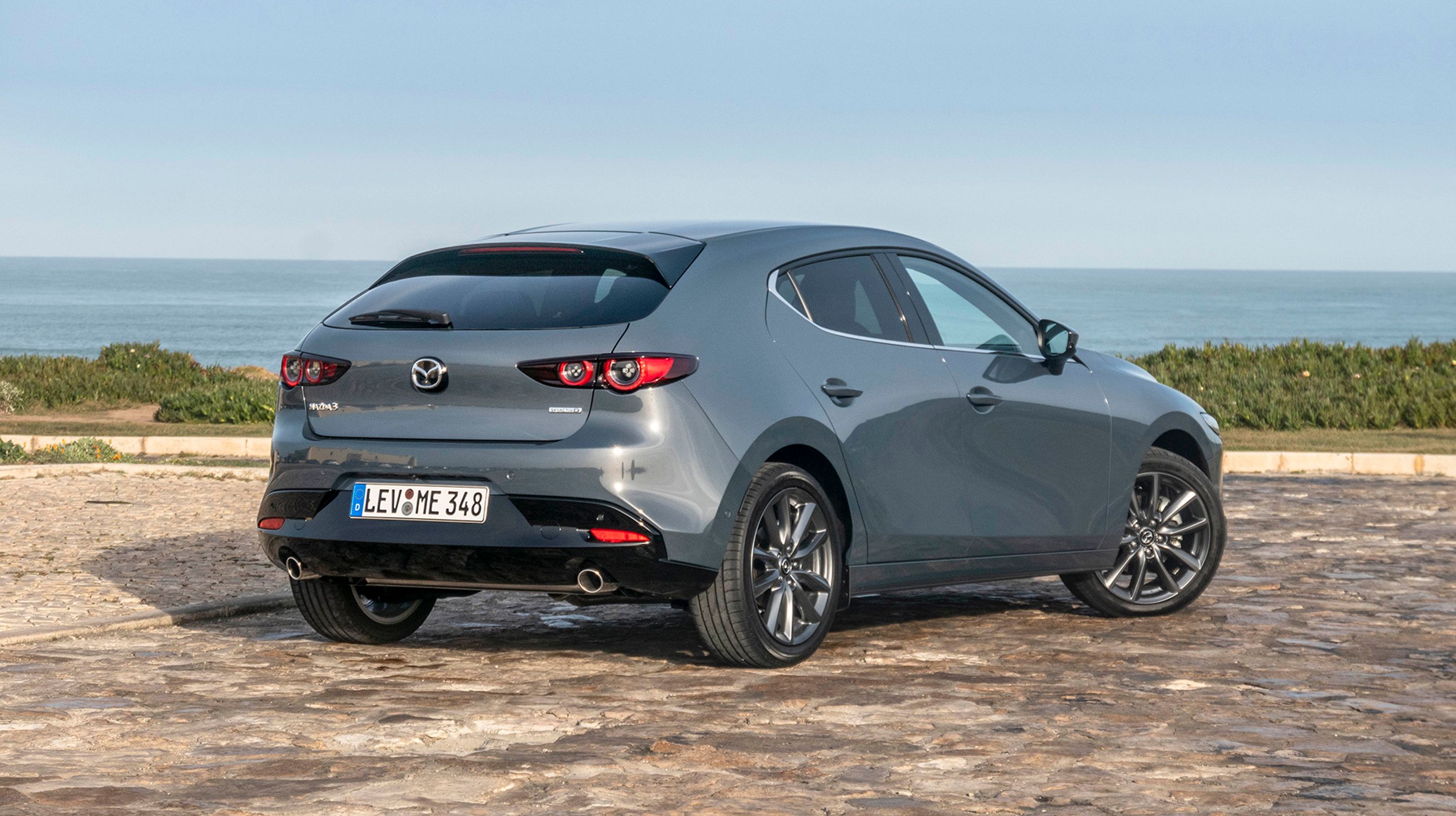 Markant er bagpartiet på den femdørs Mazda 3. Og markant dårligt er udsynet bagud. Mazda har misset en designmulighed ved at have baglygterne slukkede i dagslys.