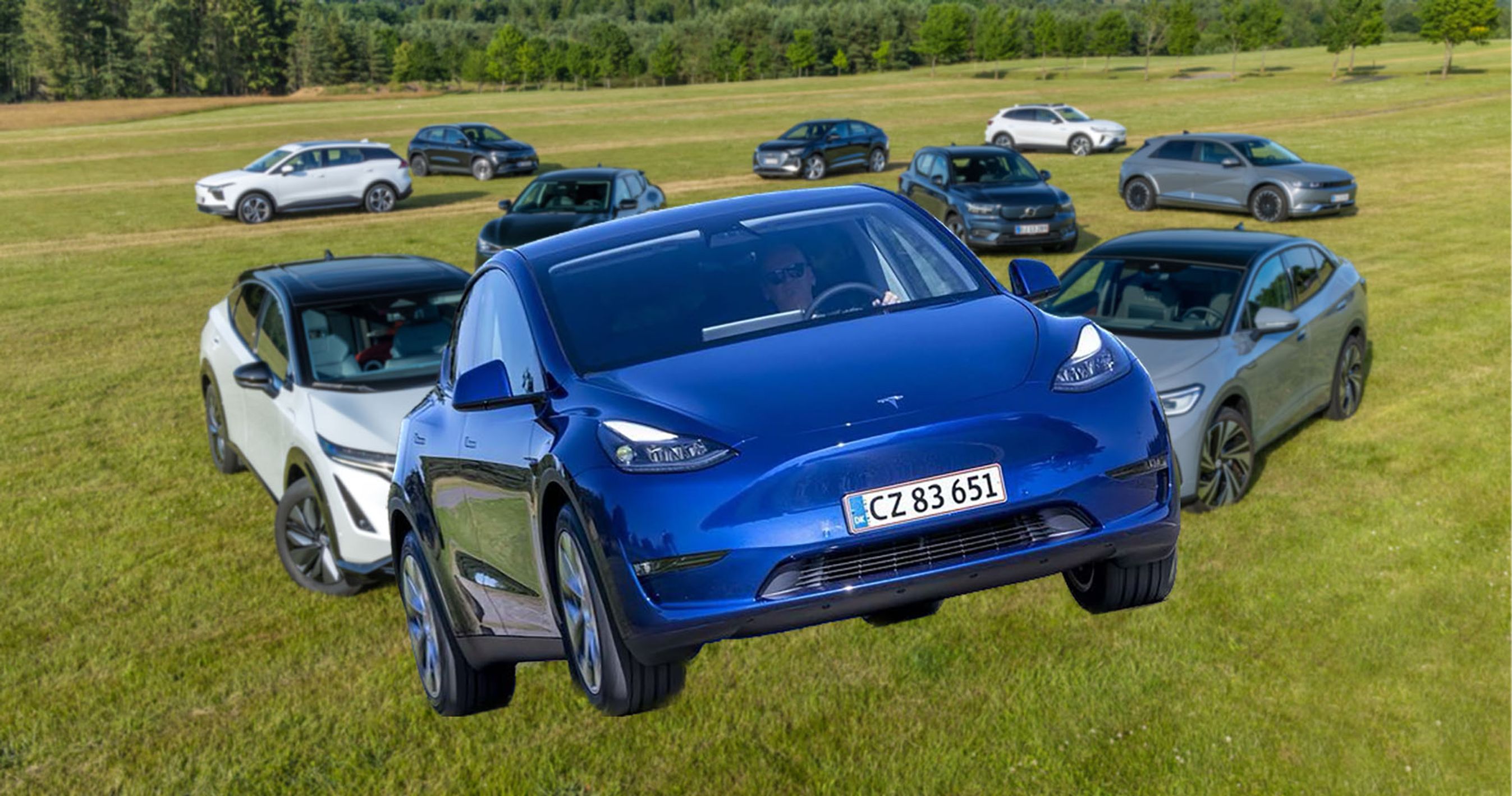 Her ser du en blå Tesla Model Y. 