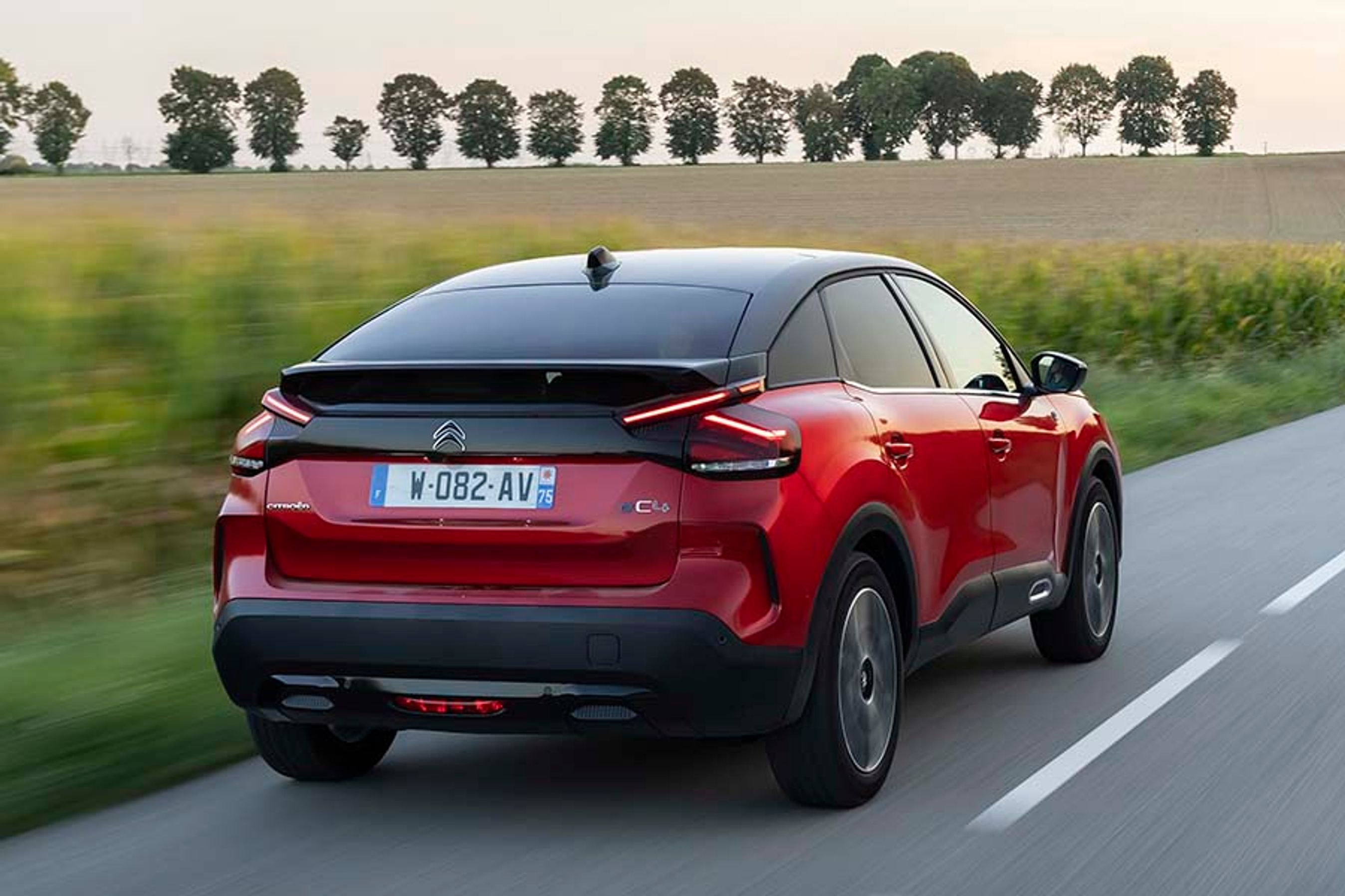 Den skrånende bagende på Ë-C4 giver bilen et dynamisk udseende, men heldigvis er bagsædepladsen rimelig. Bagklappen åbner over bagruden som på en hatchback.