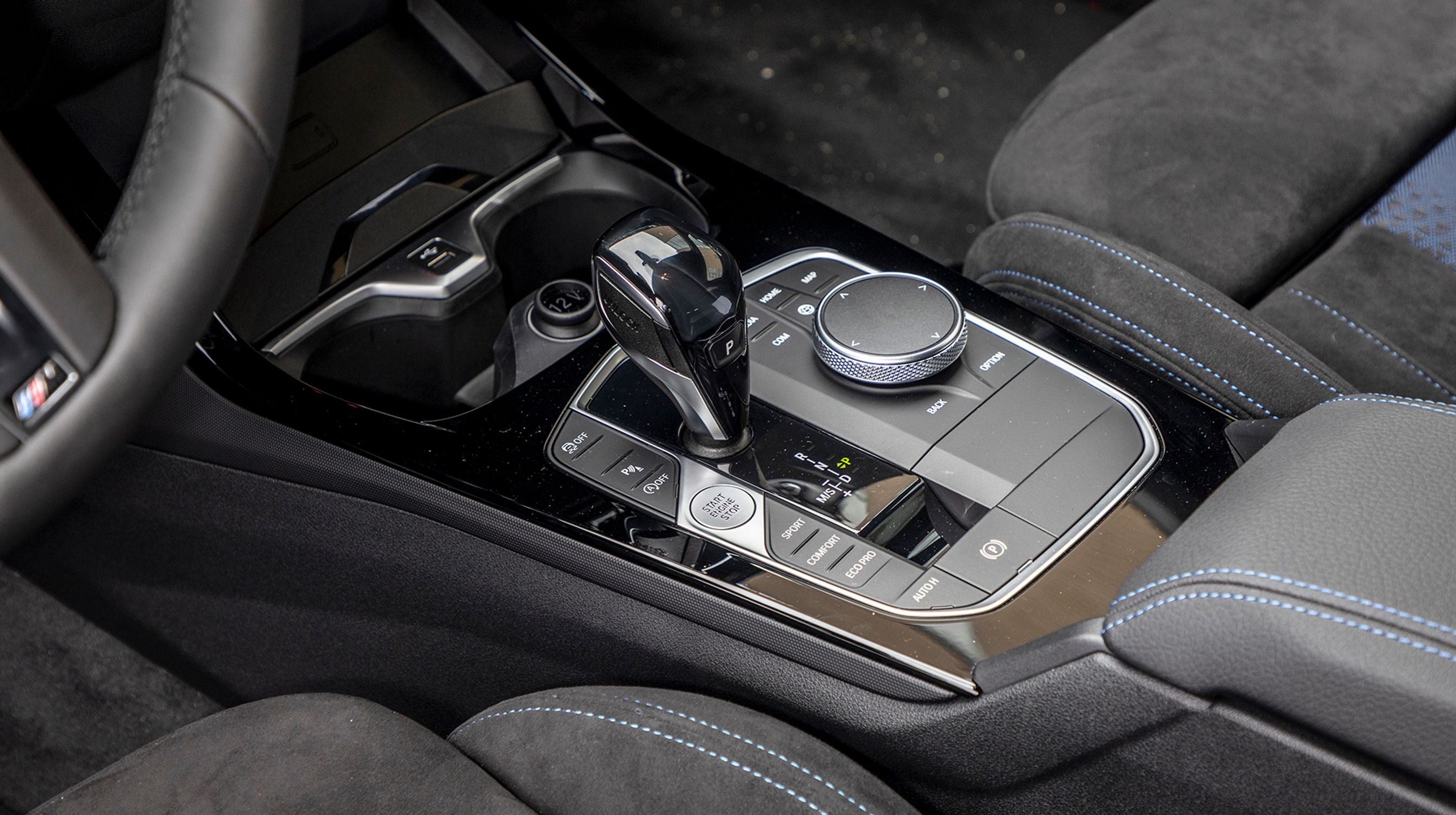 Automatgearet får en klar anbefaling, det er standard på mange udstyrsversioner, men på basismodellerne er merprisen blot 10.000 kr. Selve gearvælgeren er en lille klump, der ligger godt i hånden og er let at betjene.