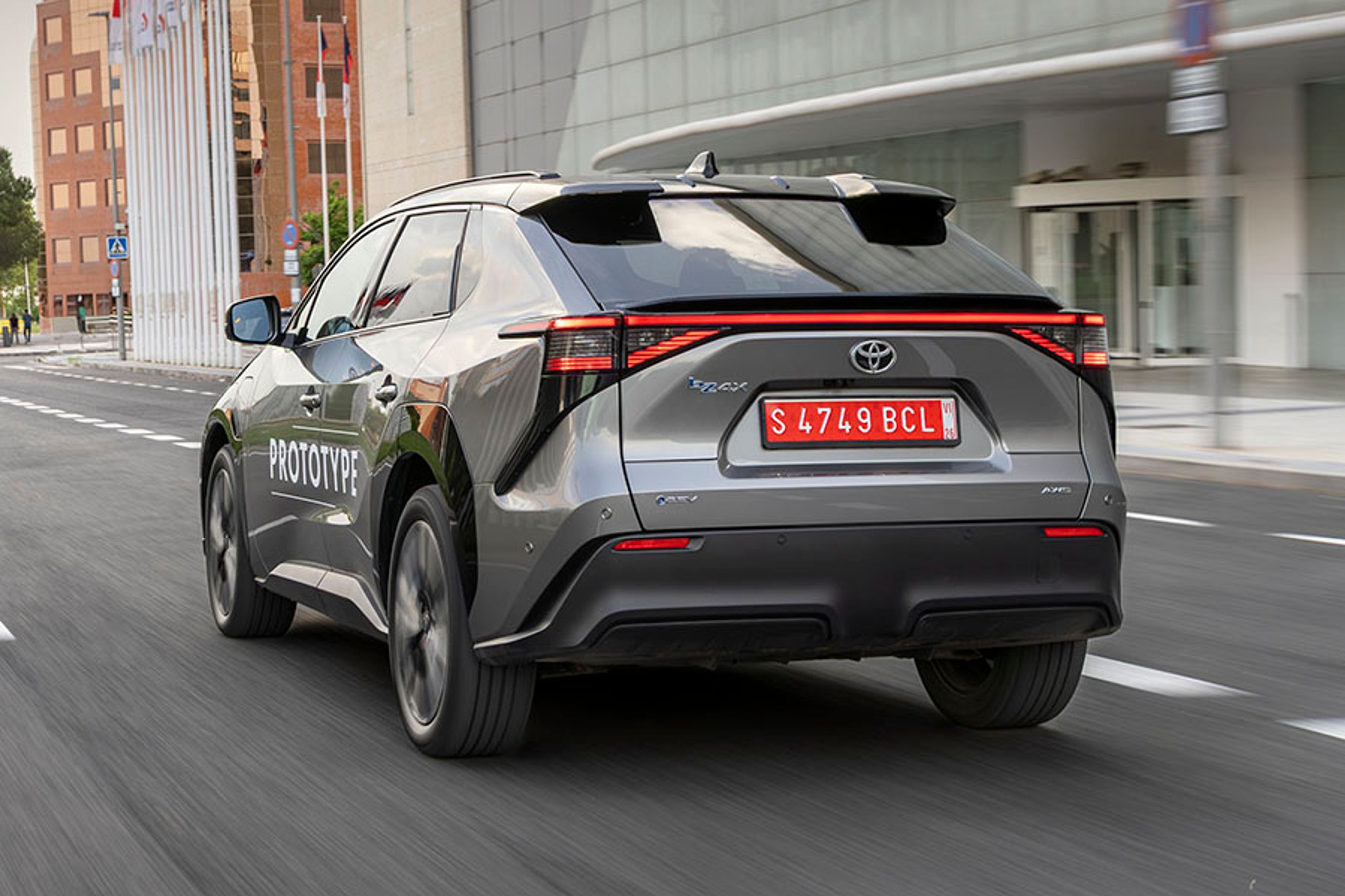 Bagtil er der en stor bagklap, der giver fin adgang til det rummelige bagagerum. Vi savner dog en bagrudevisker, og det betyder, at udsynet til tider er stærkt reduceret.