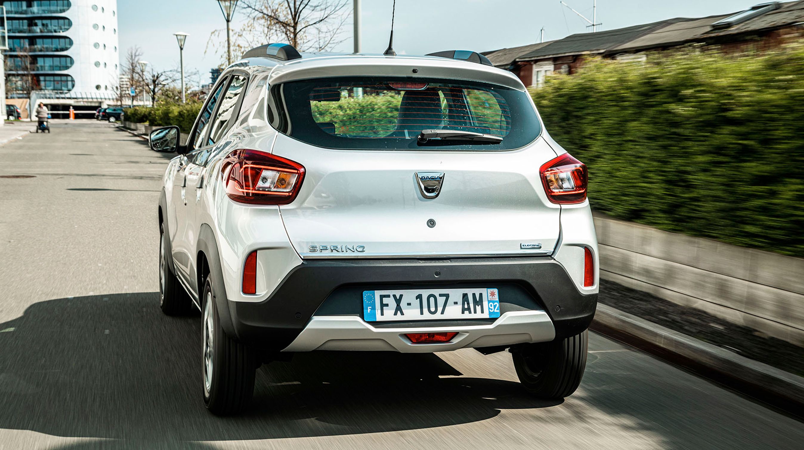 Der er store plasticpaneler ved skærmkanterne og tagræling med farvet indsats. Spring er altid med fem døre.