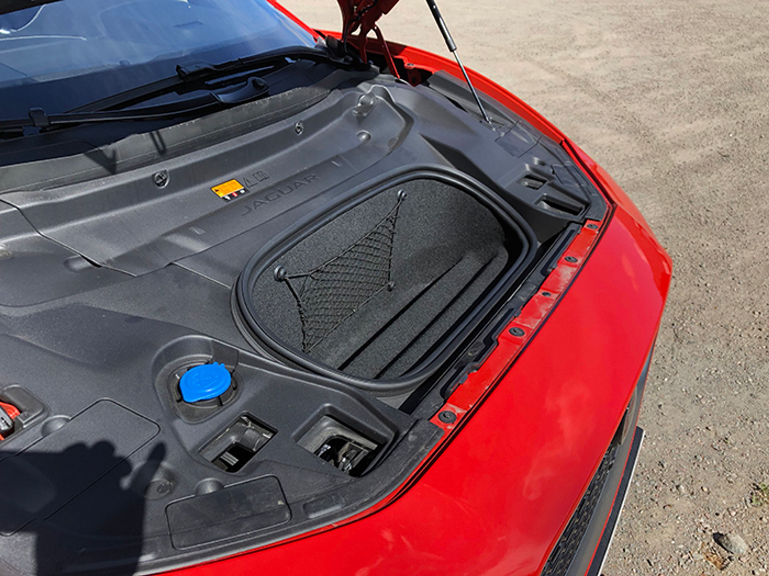 Et lille bagagerum under motorhjelmen giver fin plads til f.eks. ladekabler, så de ikke flyder i det bageste bagagerum.