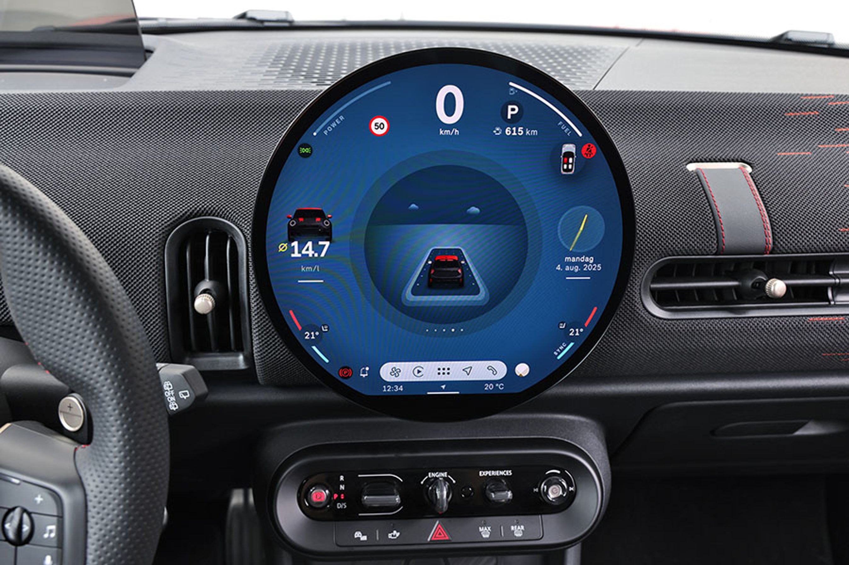 Trykskærmen er nærmest kuglerund og er på 9,4” eller 24 cm. Det er plads nok til, at du kan se, hvor hurtigt du kører, hvor du skal hen og få et betjeningspanel frem til bilen. Med XL-pakken er der også et headup-display, så du kan se hastigheden ved forruden. Og så kan du mere frit vælge, hvilken visning – eller „experience“ – du vil have på trykskærmen.