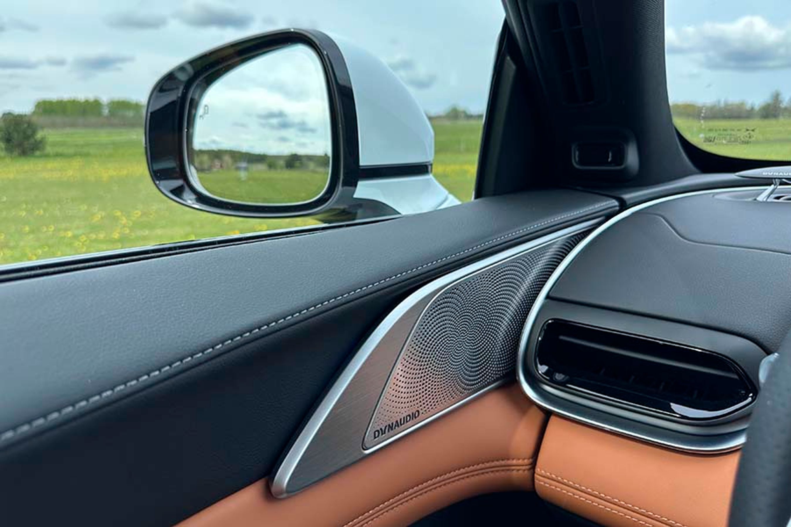 Der er i alt 22 Dynaudio-højttalere i kabinen. Bemærk de nydelige læderbeklædte dele.
