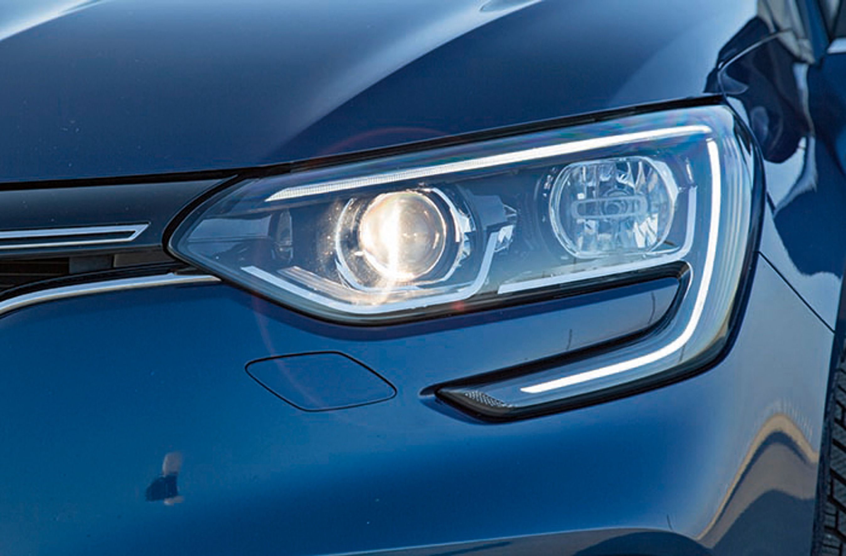 Renault kalder kørelyslygterne for C-shape. Den runde form gør det let at genkende Mégane i trafikken.