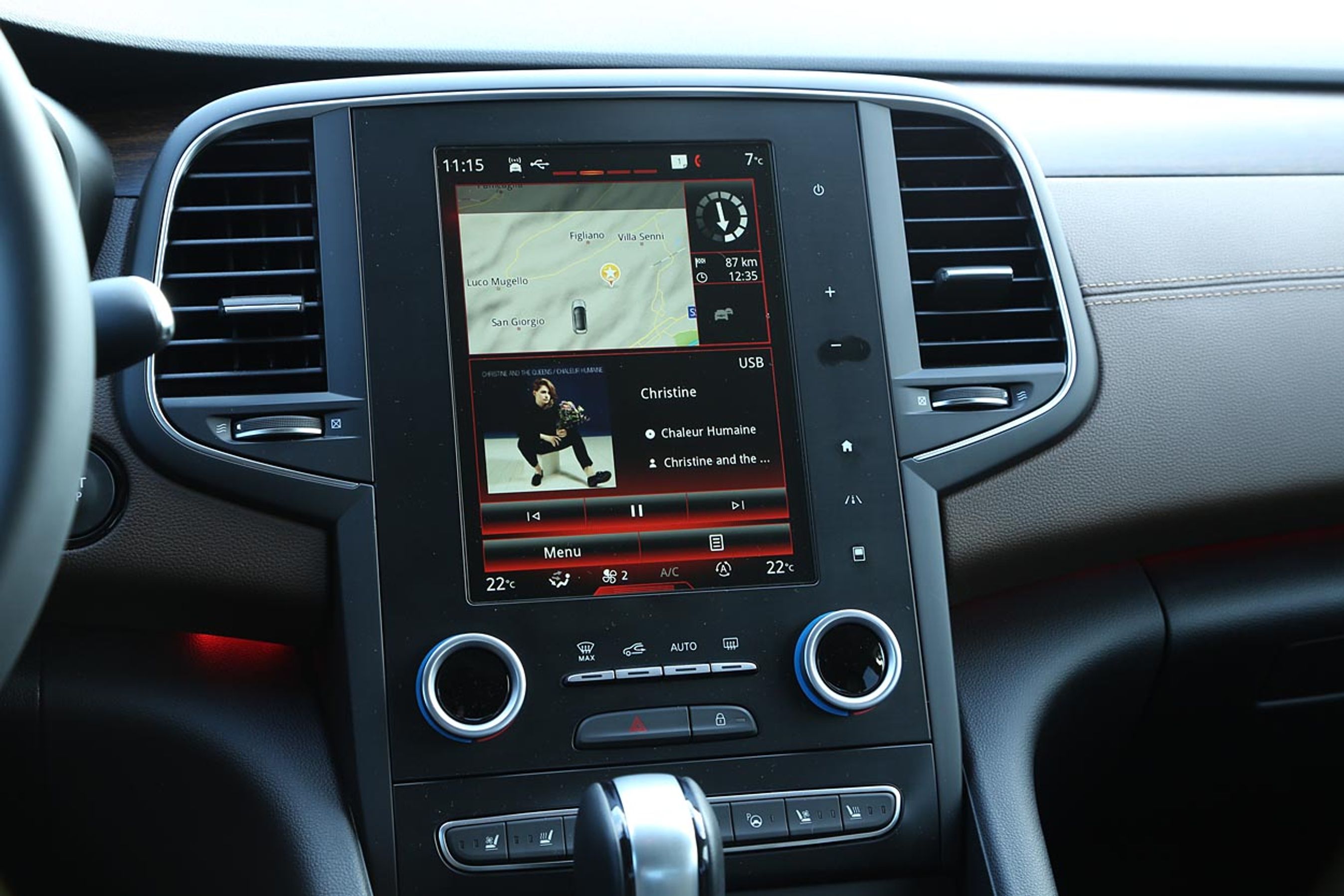 Navigation med 3D-bygninger er standard på alle Talisman-udgaver. Det er med dansk tale, men systemets menustruktur er ikke særlig intuitiv.