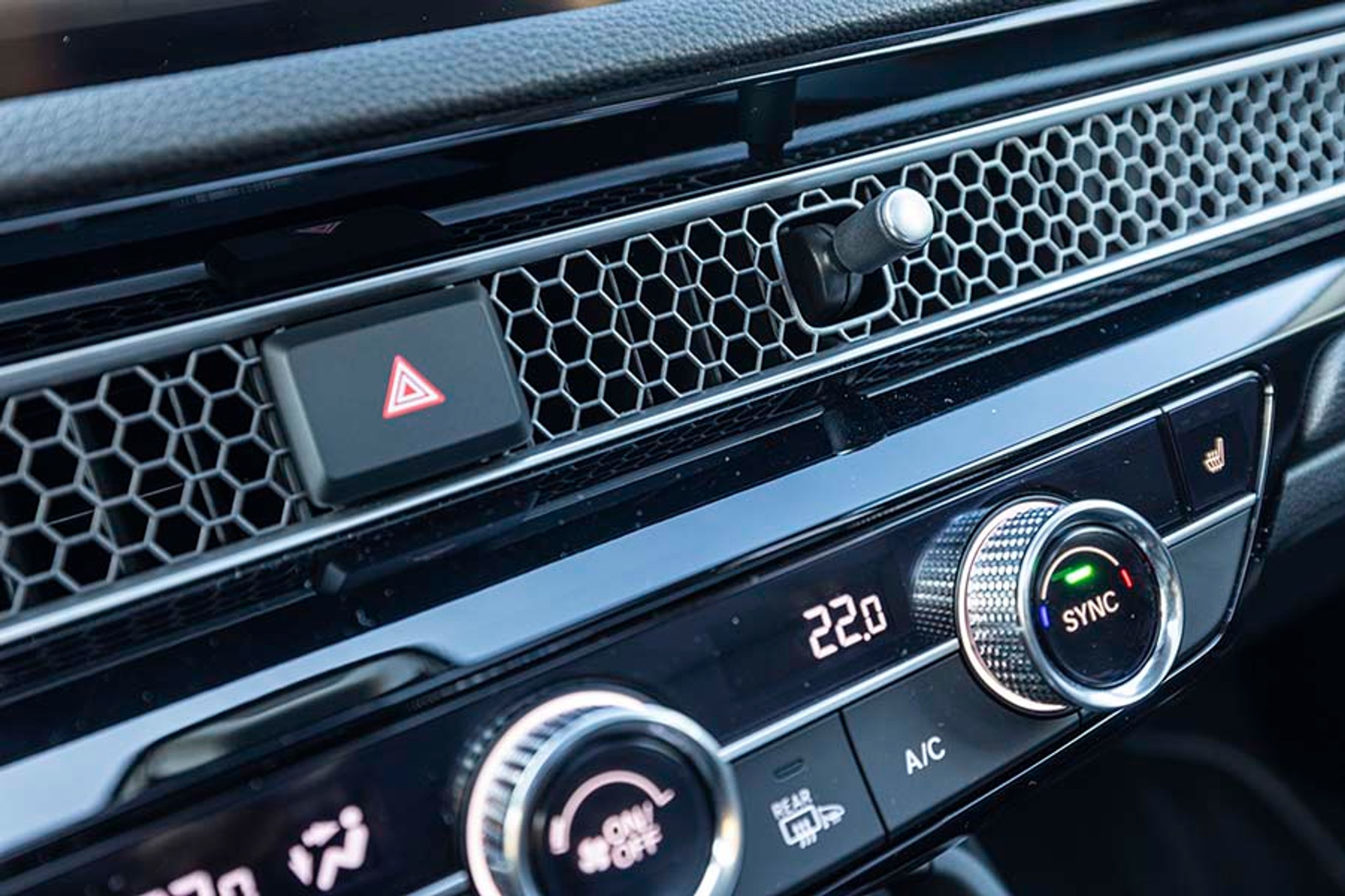 Luftdyserne, der er indbygget bag gitteret i instrumentbordet, er lette at justere og flotte at se på.