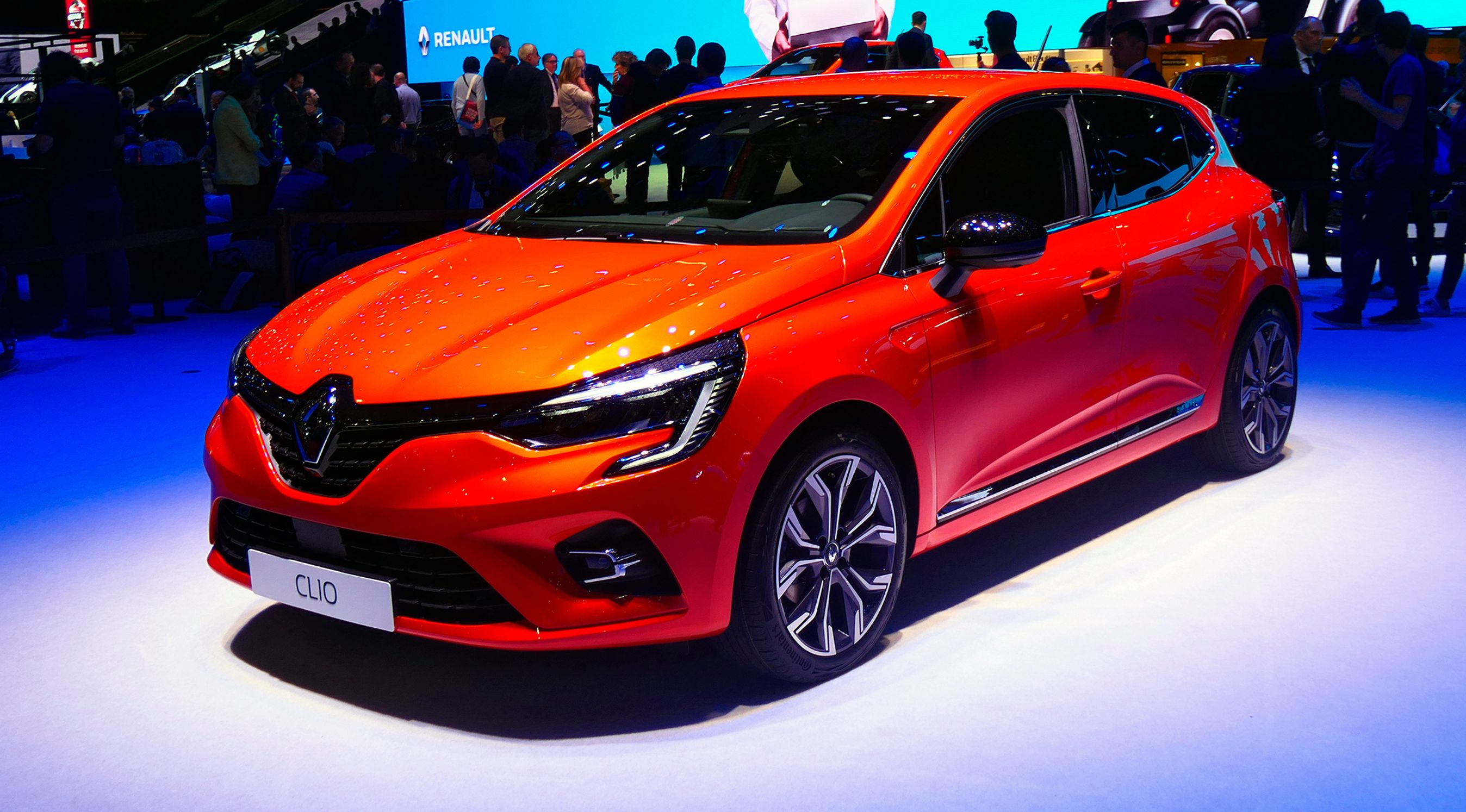 Renault Clio 5 forfra. Bilen ligner sin forgænger.