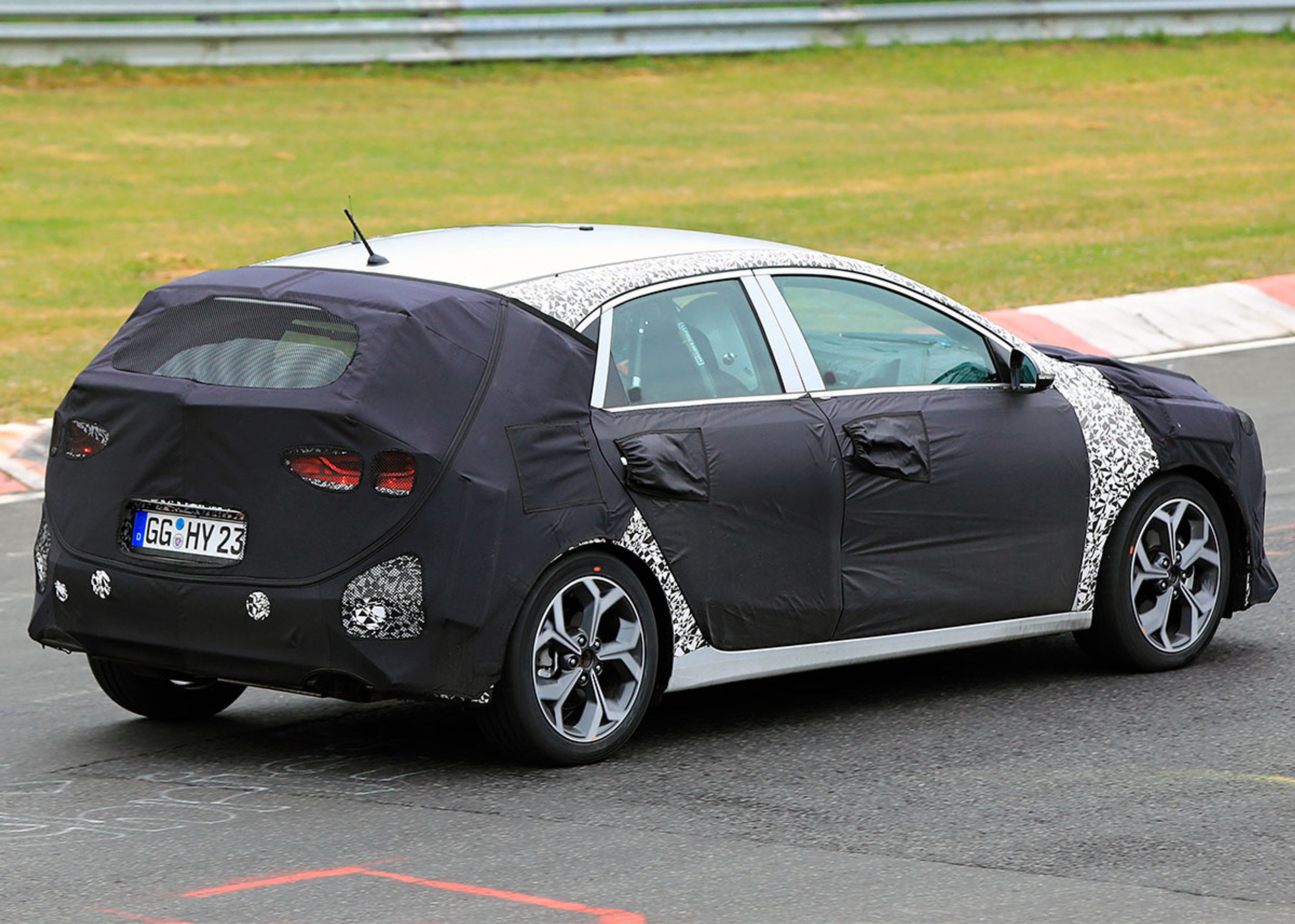 Bedømt ud fra den kamuflerede prototype ser den næste Ceed ud til at få samme proportioner som den nuværende. Fotes: Lehmann