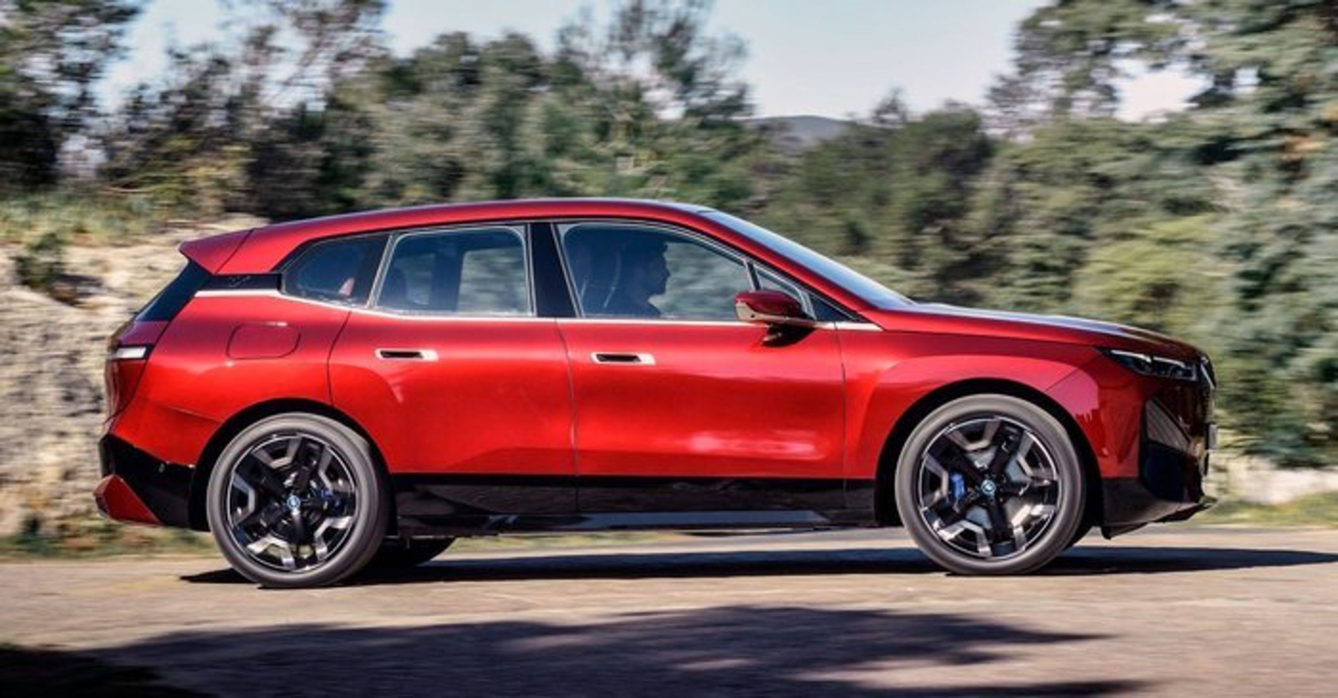 Designet henne omkring bagpartiet virker i denne vinkel umiddelbart lidt gumpetungt - lidt a la Seat Altea XL? Men der er også klare linjer til BMW i3.