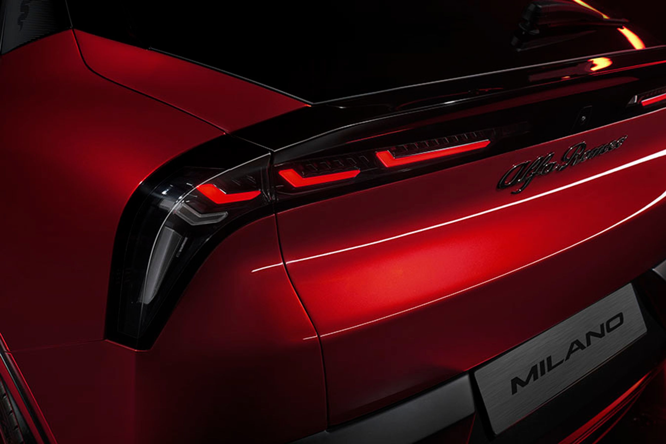 Bagtil løber et lygtebånd langs underkanten af bagruden, og tre LED-enheder i hver side er med til at give bilen et tydeligt lys-signatur. Bemærk Alfa Romeo-navnet, der er skrevet på samme måde som nogle af mærkets første modeller.