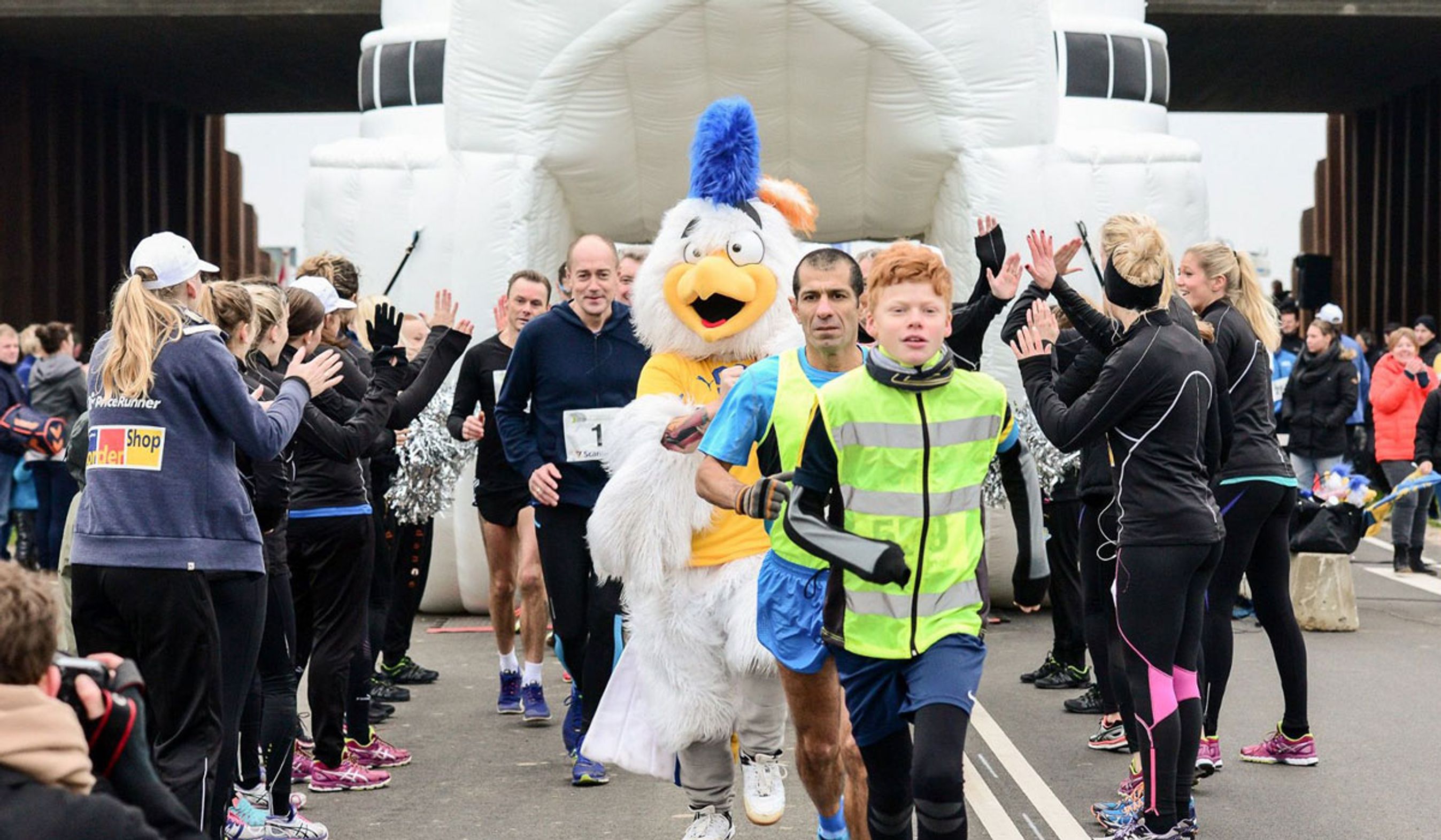 Åbningen af omfartsvejen blev bl.a. fejret med motionsløb på vejen, inden bilisterne blev lukket ind.