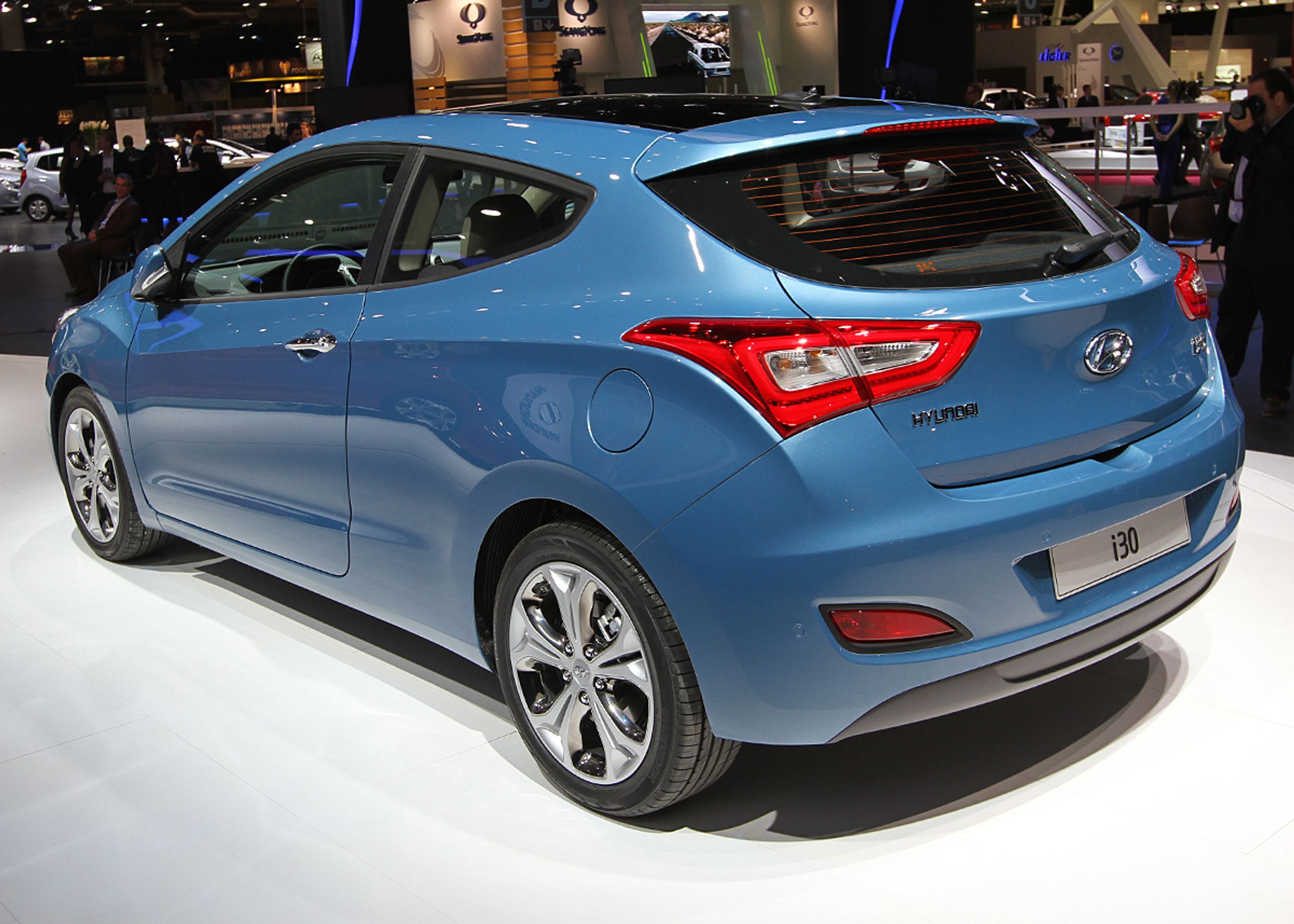 Den tredørs Hyundai i30 har et selvstændigt karrosseri i forhold til den fornuftige femdørs. De brede baglygter har led-lys.