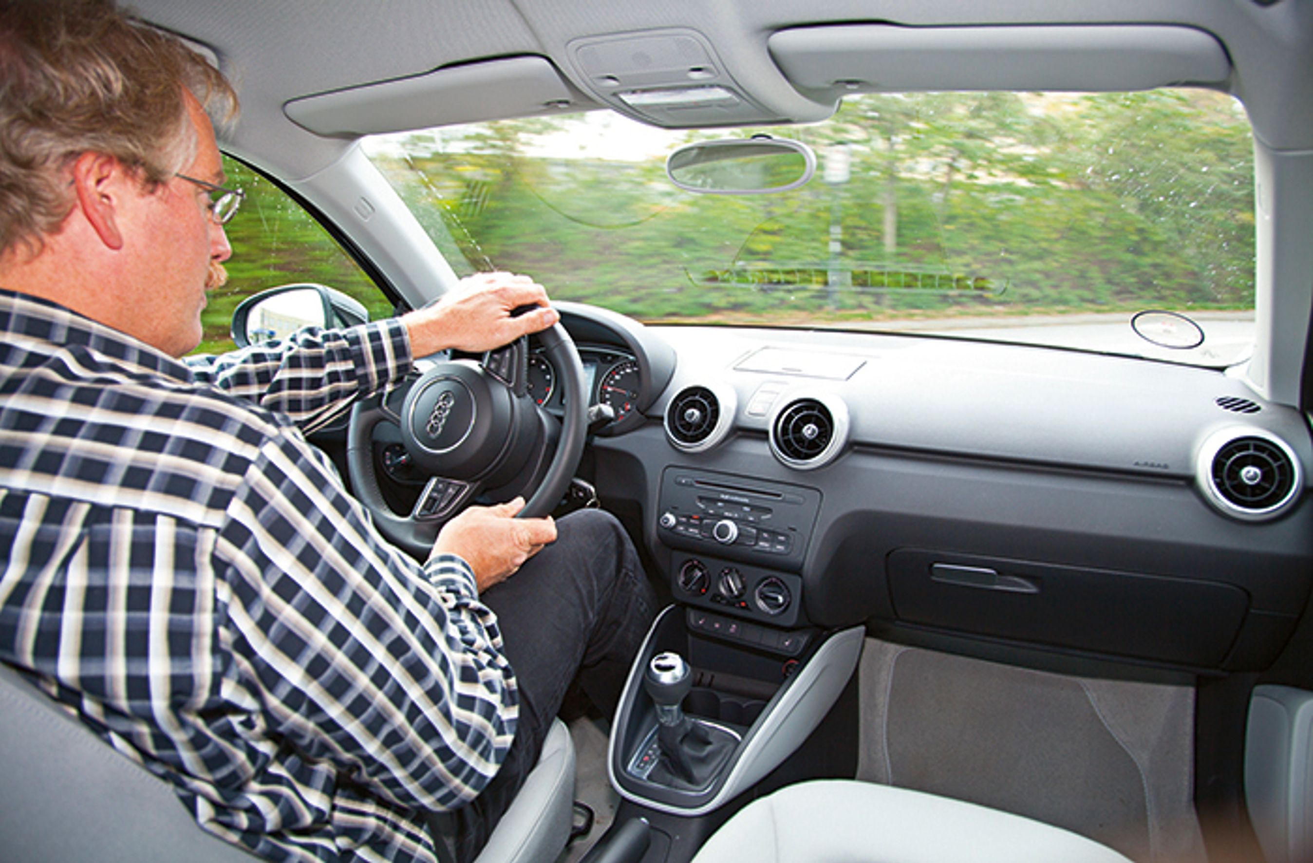 Audi A1 er en herlig bil at køre. Den er letkørt, og motor og gearkasse er teknisk set langt foran mange af konkurrenterne. Styretøjet er lidt for letgående til, at det føles præcist.