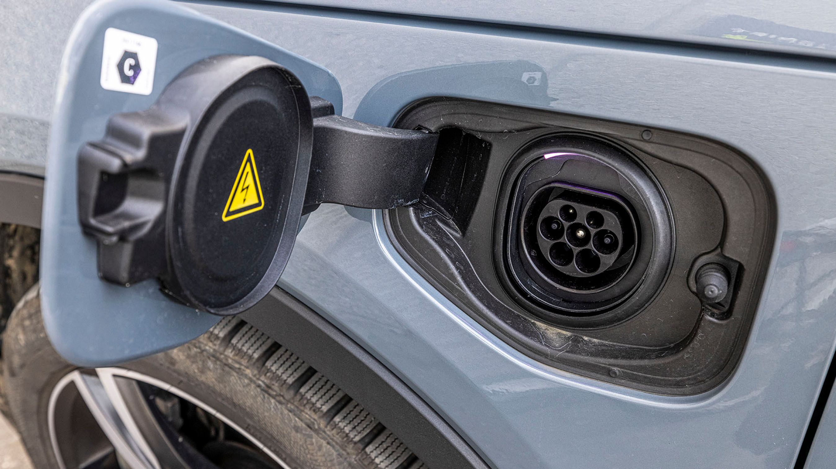 Ladestikket er placeret ved venstre forhjul, og er forsynet med et fint dæksel med indbygget tætning. Bilen lades med strøm fra en enkelt fase, og det er dermed maksimalt med 3,7 kW. 