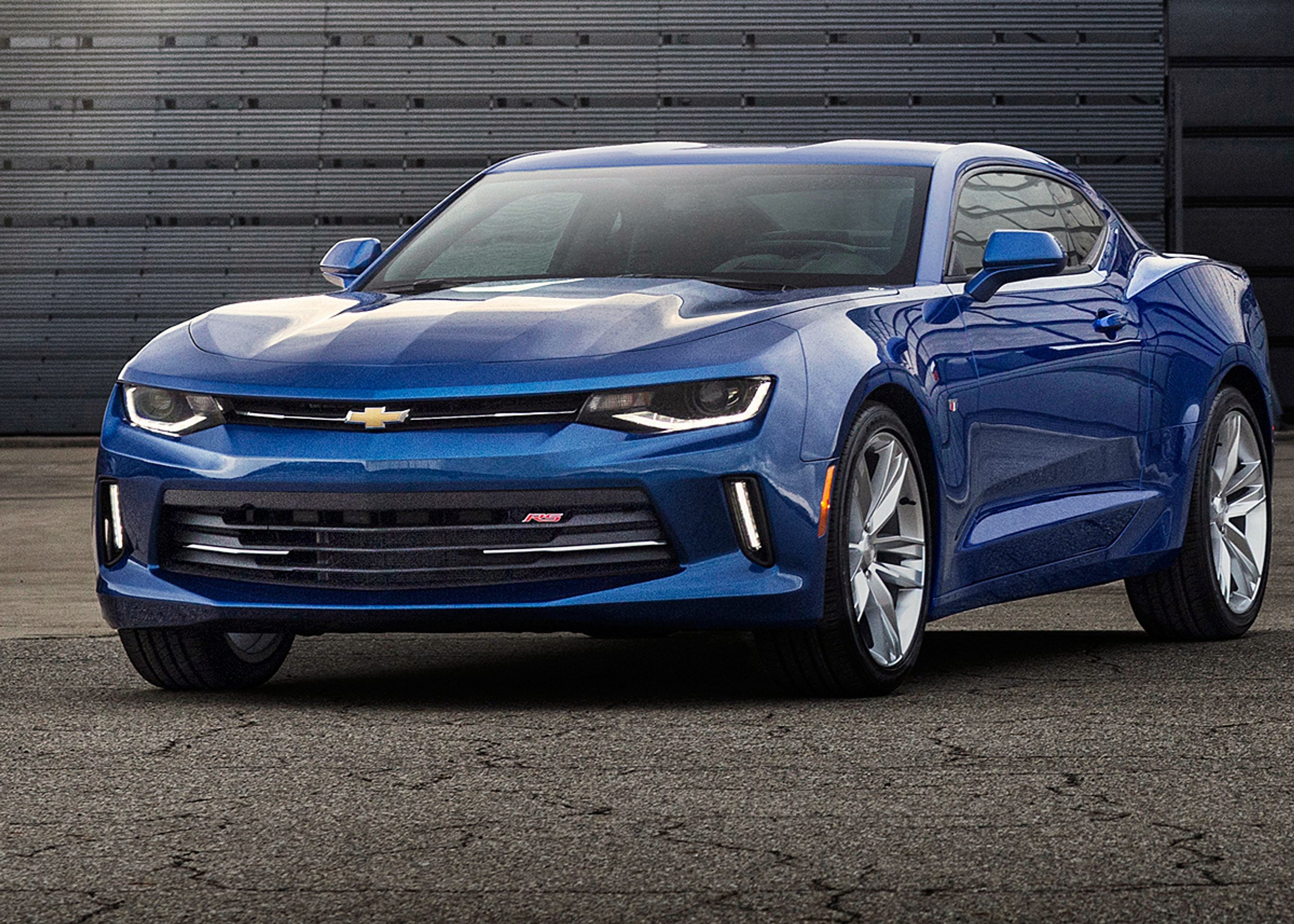 Fronten på Camaro defineres af det brede gennemgående element med lygter og grill, som har været et kendetegn for Camaro siden første generation. Den nye version giver bilen et mere beslutsomt udtryk, mener Chevrolet. Fotos: GM