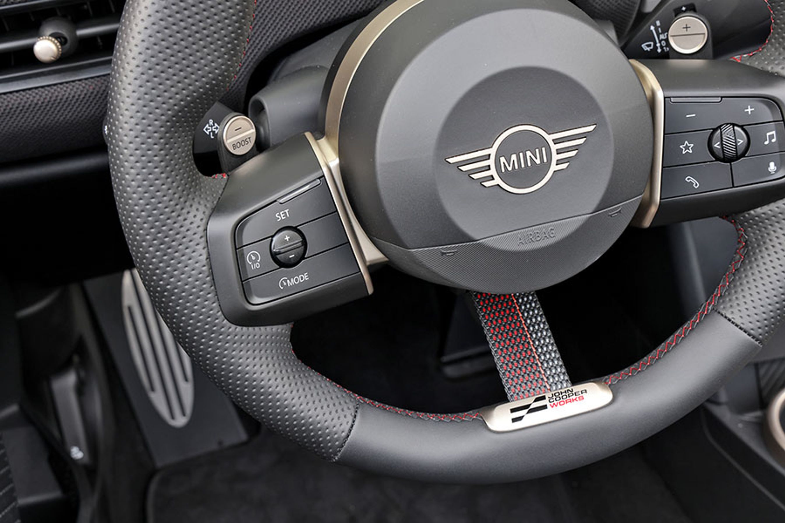 Fra rattet styres bilens fartpilot og vognbaneassistent. Det fungerer stort set som i en BMW, som har hjulpet til med teknikken bag det hele. Begge dele er lette at bruge under kørslen.